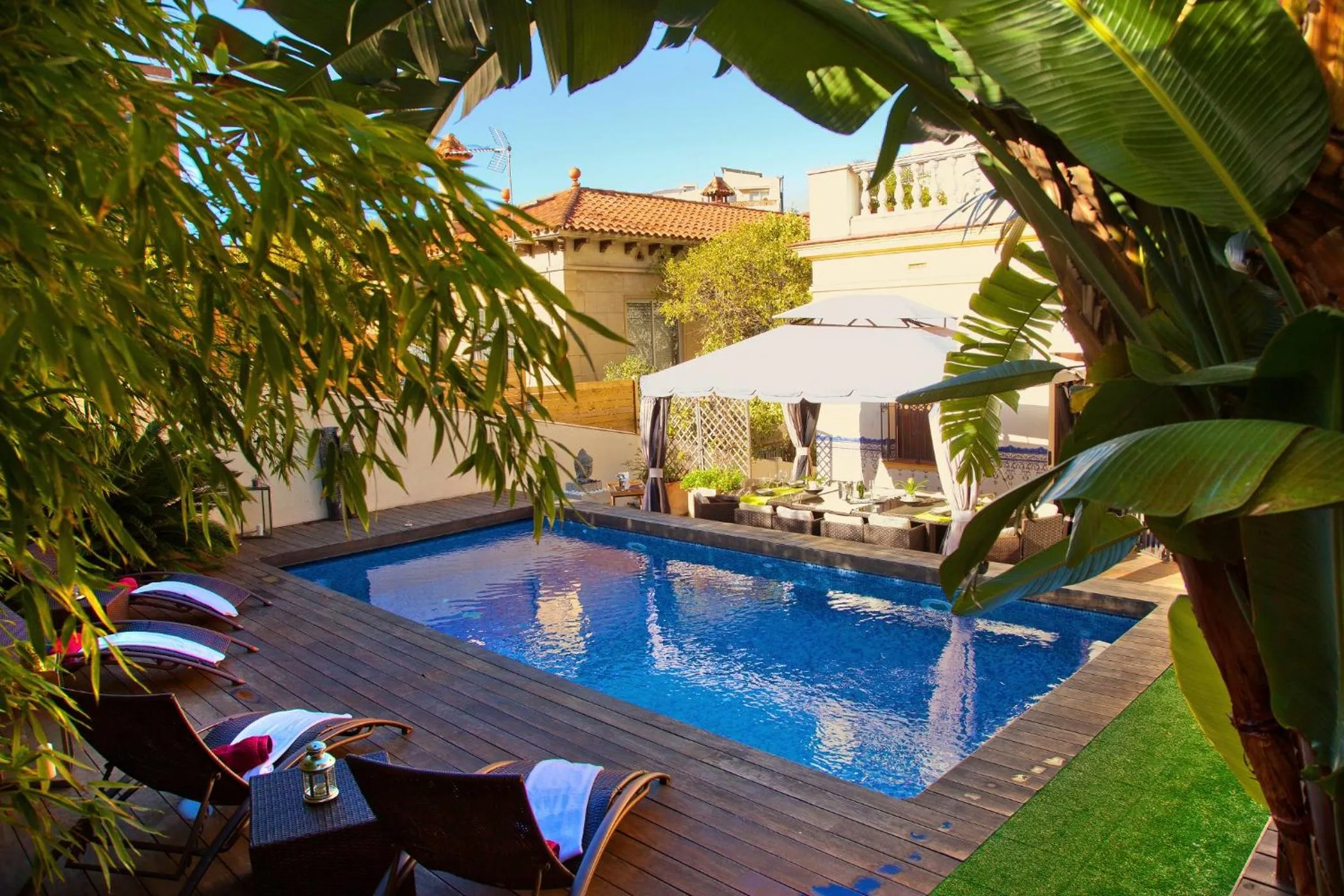 Swimming pool in Villa Victoria Barcelona