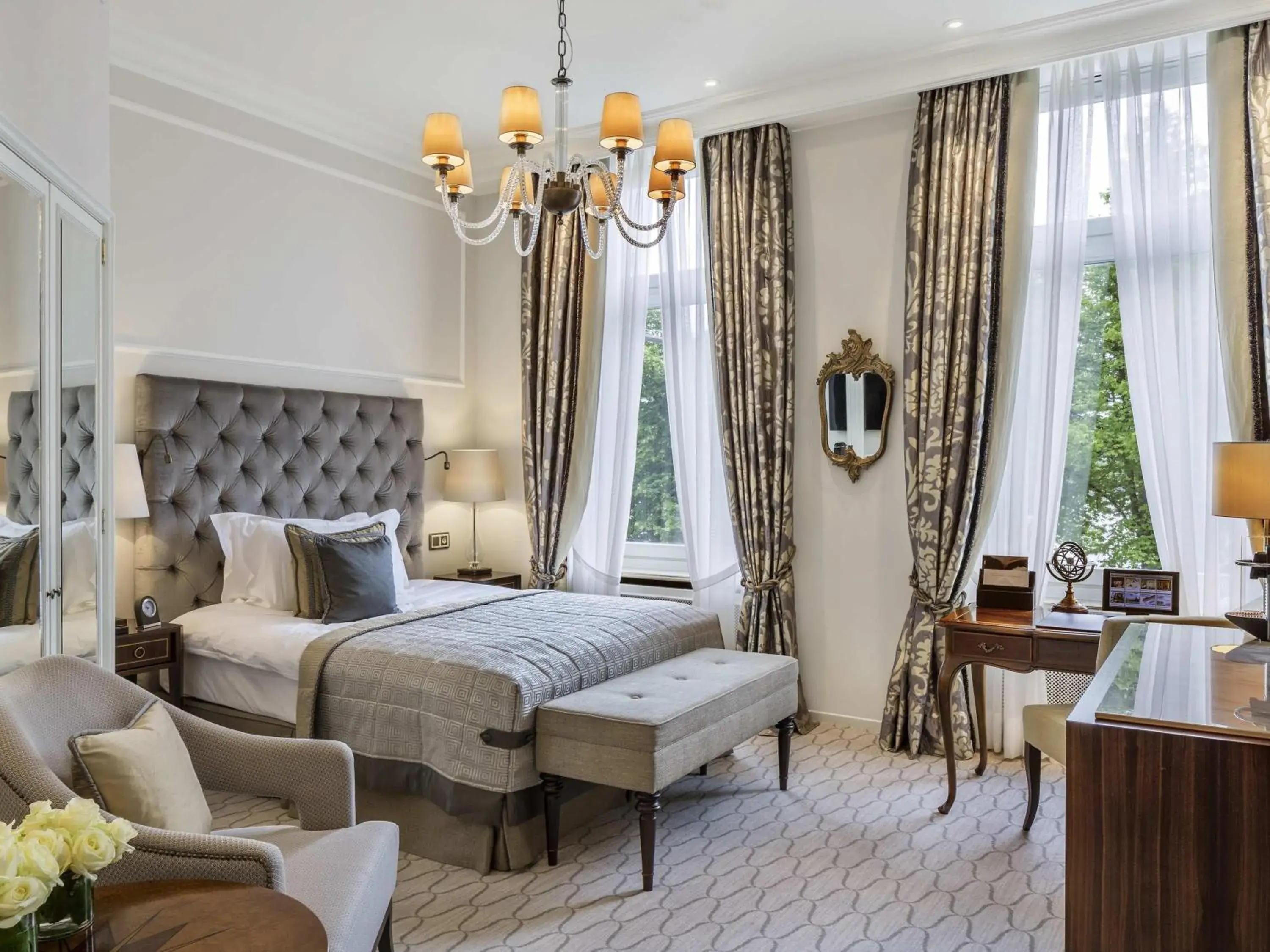 Fairmont Queen Room with Garden View in Fairmont Hotel Vier Jahreszeiten Fairmont Queen Room with Garden View in Fairmont Hotel Vier Jahreszeiten