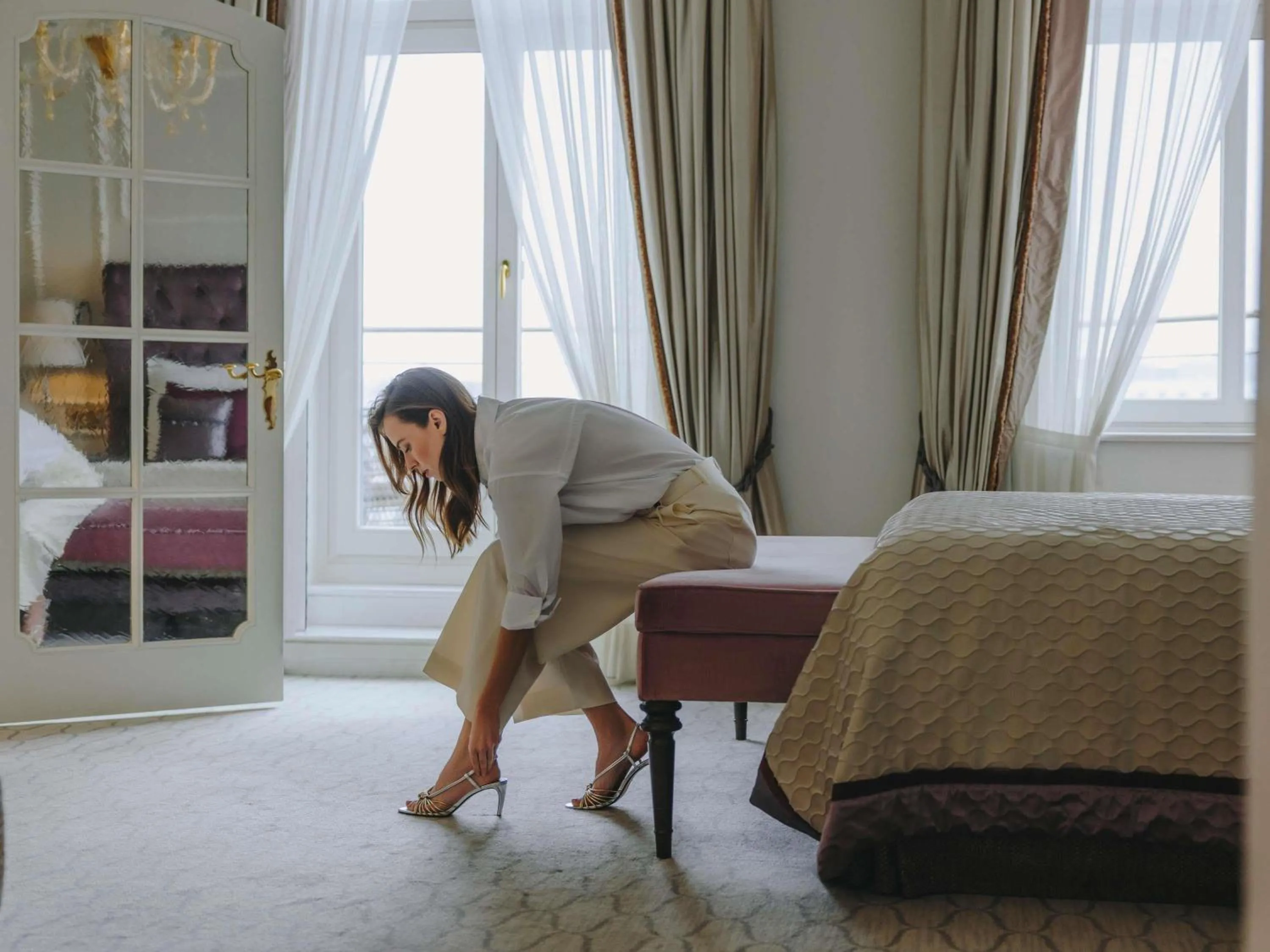 Property building, Bed in Fairmont Hotel Vier Jahreszeiten