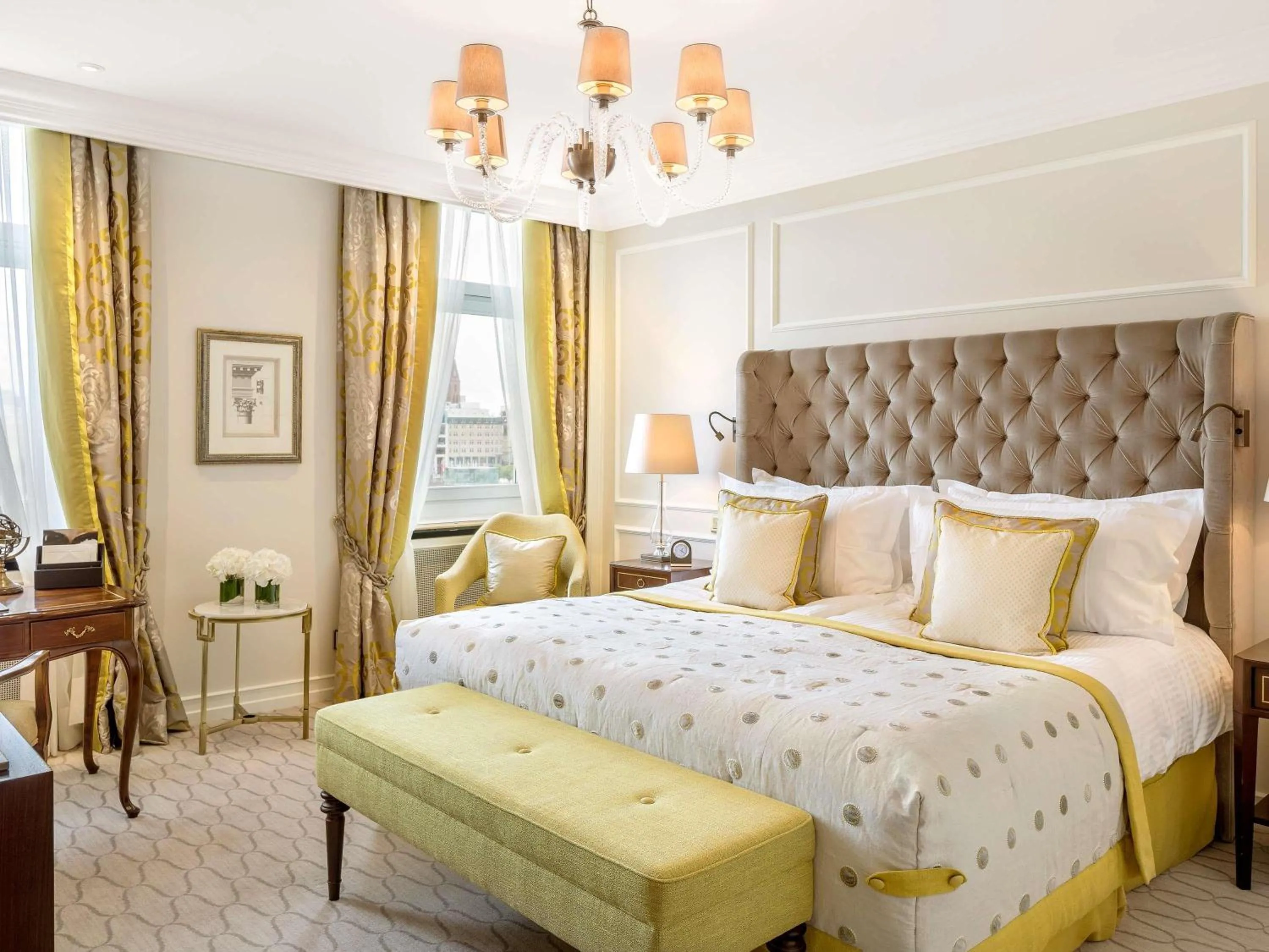 Bedroom, Bed in Fairmont Hotel Vier Jahreszeiten