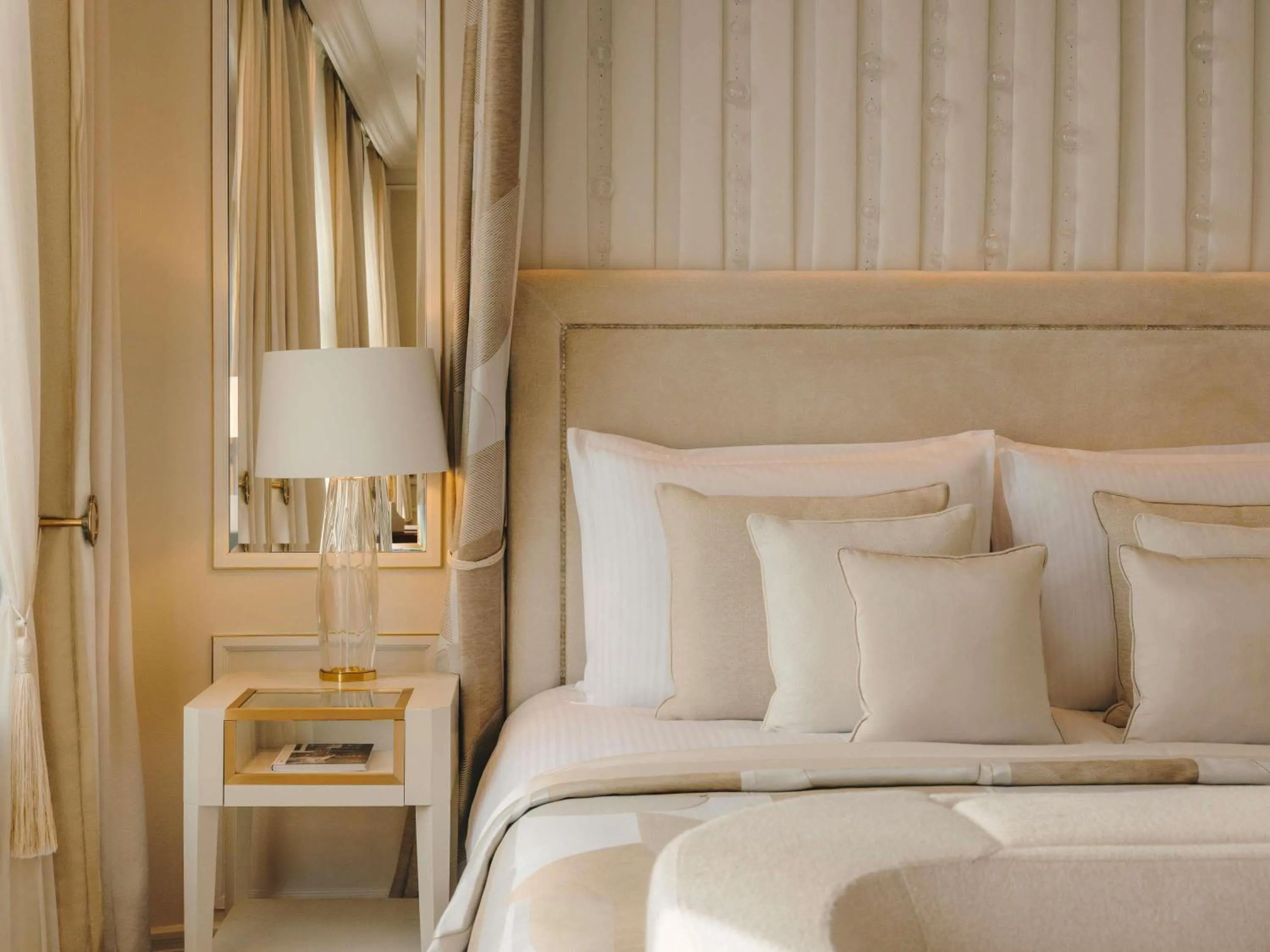 Bedroom, Bed in Fairmont Hotel Vier Jahreszeiten