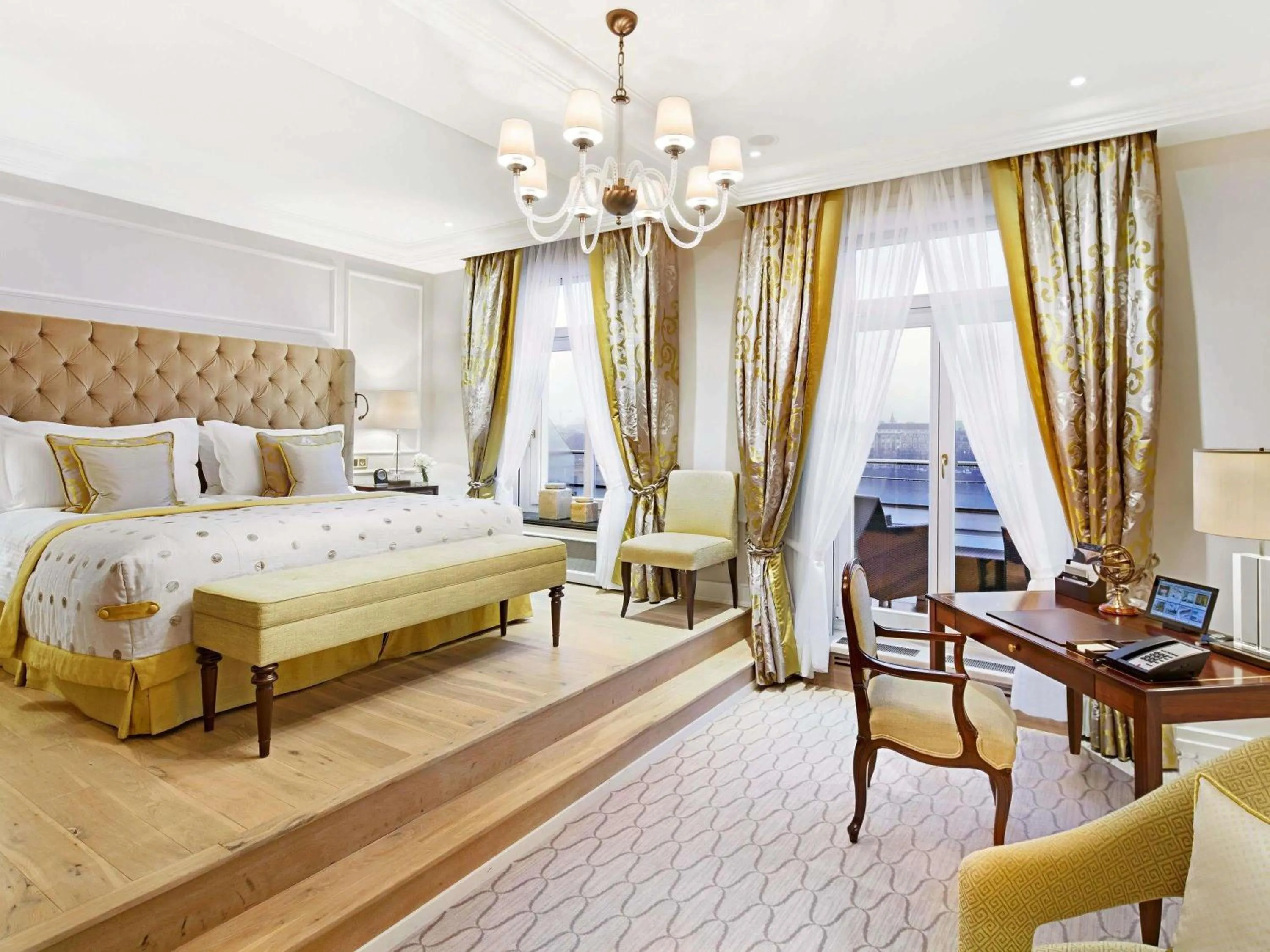 Bedroom, Bed in Fairmont Hotel Vier Jahreszeiten