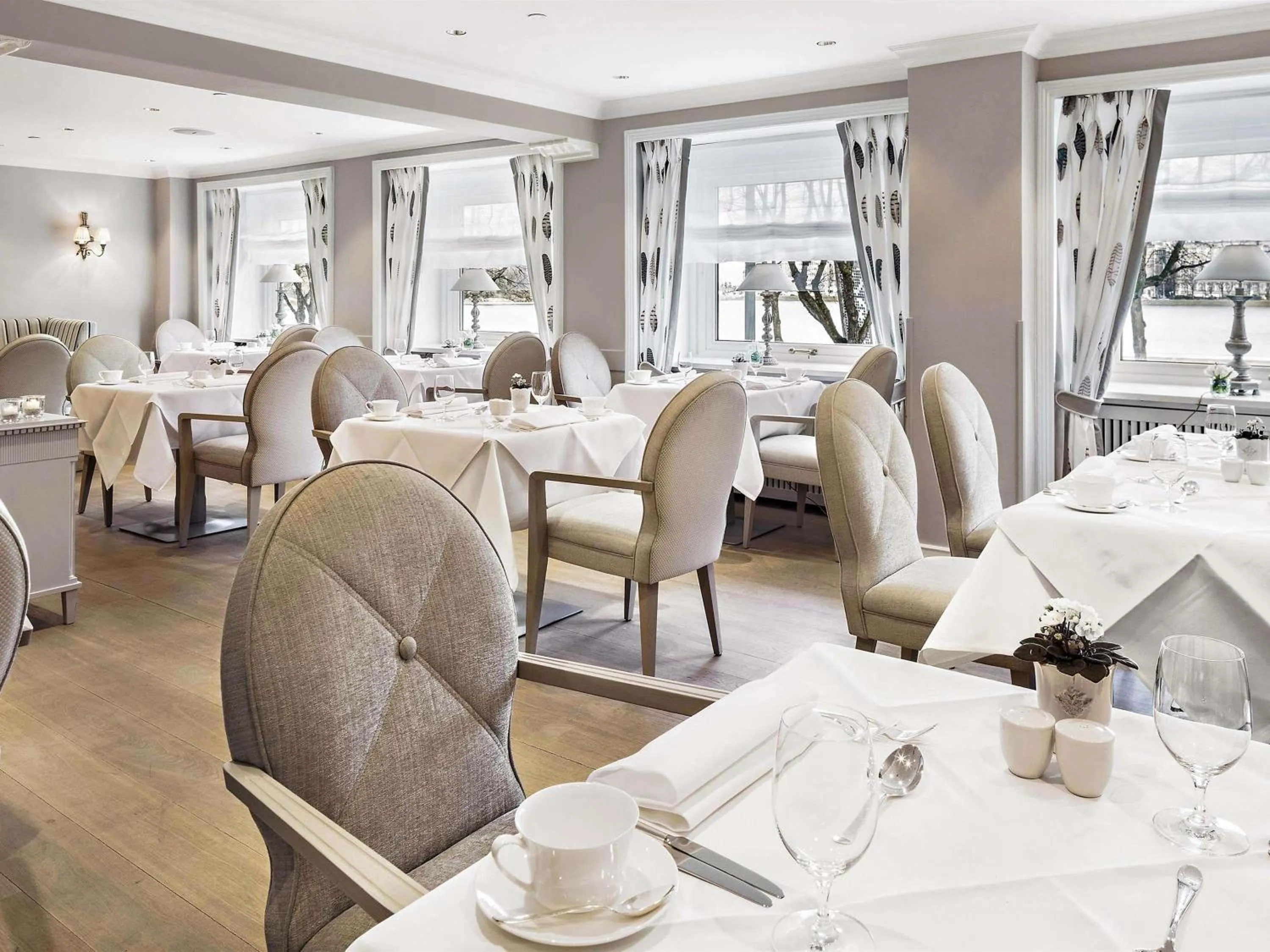 Restaurant/places to eat in Fairmont Hotel Vier Jahreszeiten