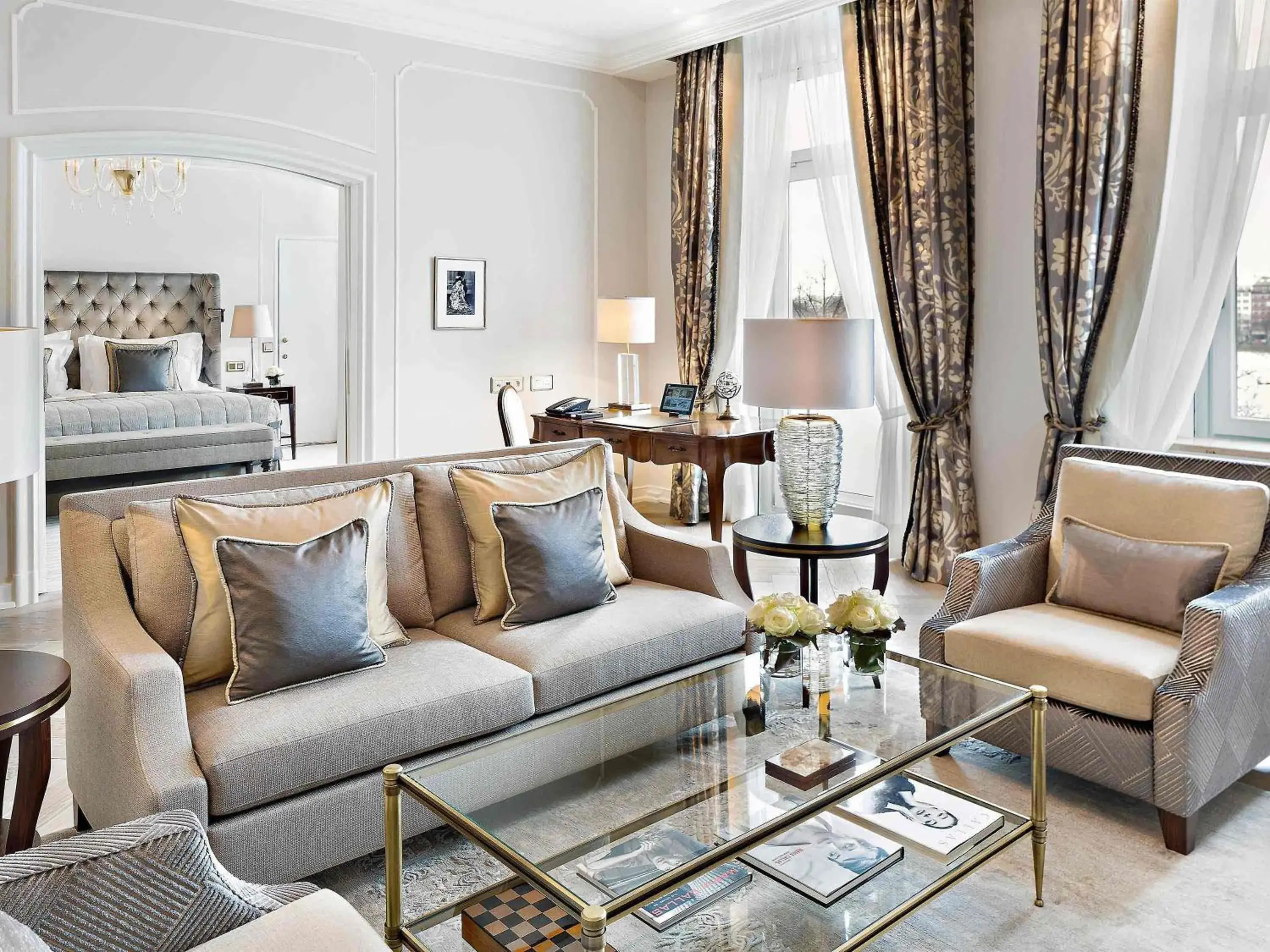 Deluxe Suite with Lake View in Fairmont Hotel Vier Jahreszeiten Deluxe Suite with Lake View in Fairmont Hotel Vier Jahreszeiten