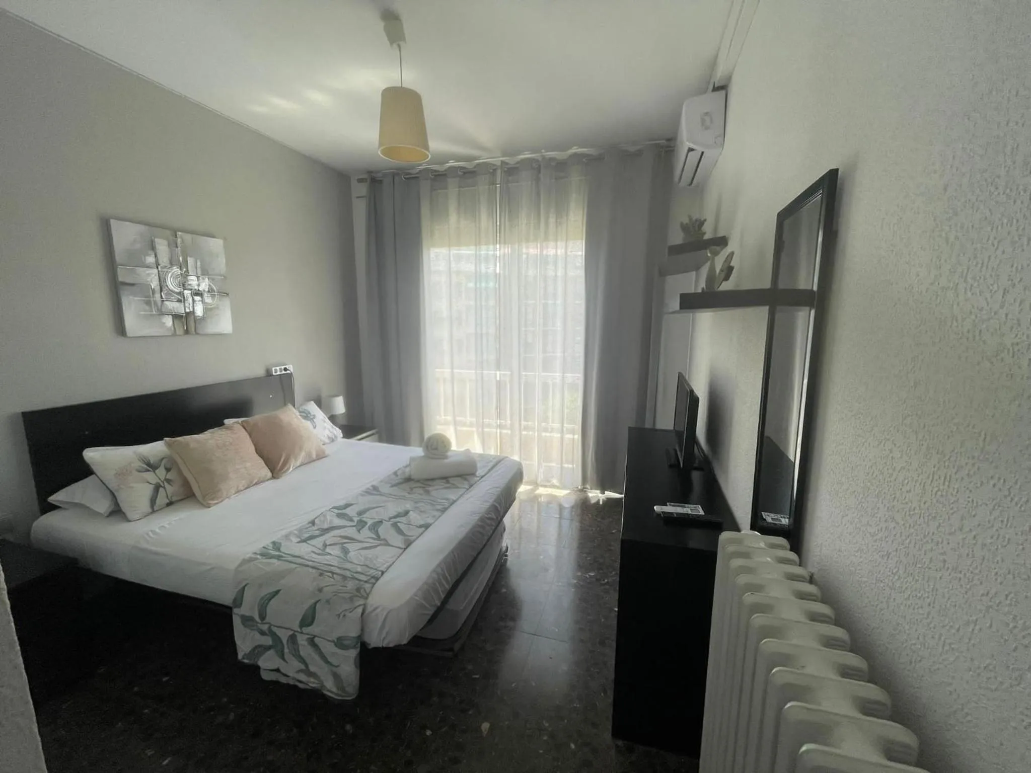 Bed in Family-Friendly Home in Central Barcelona 4BDR