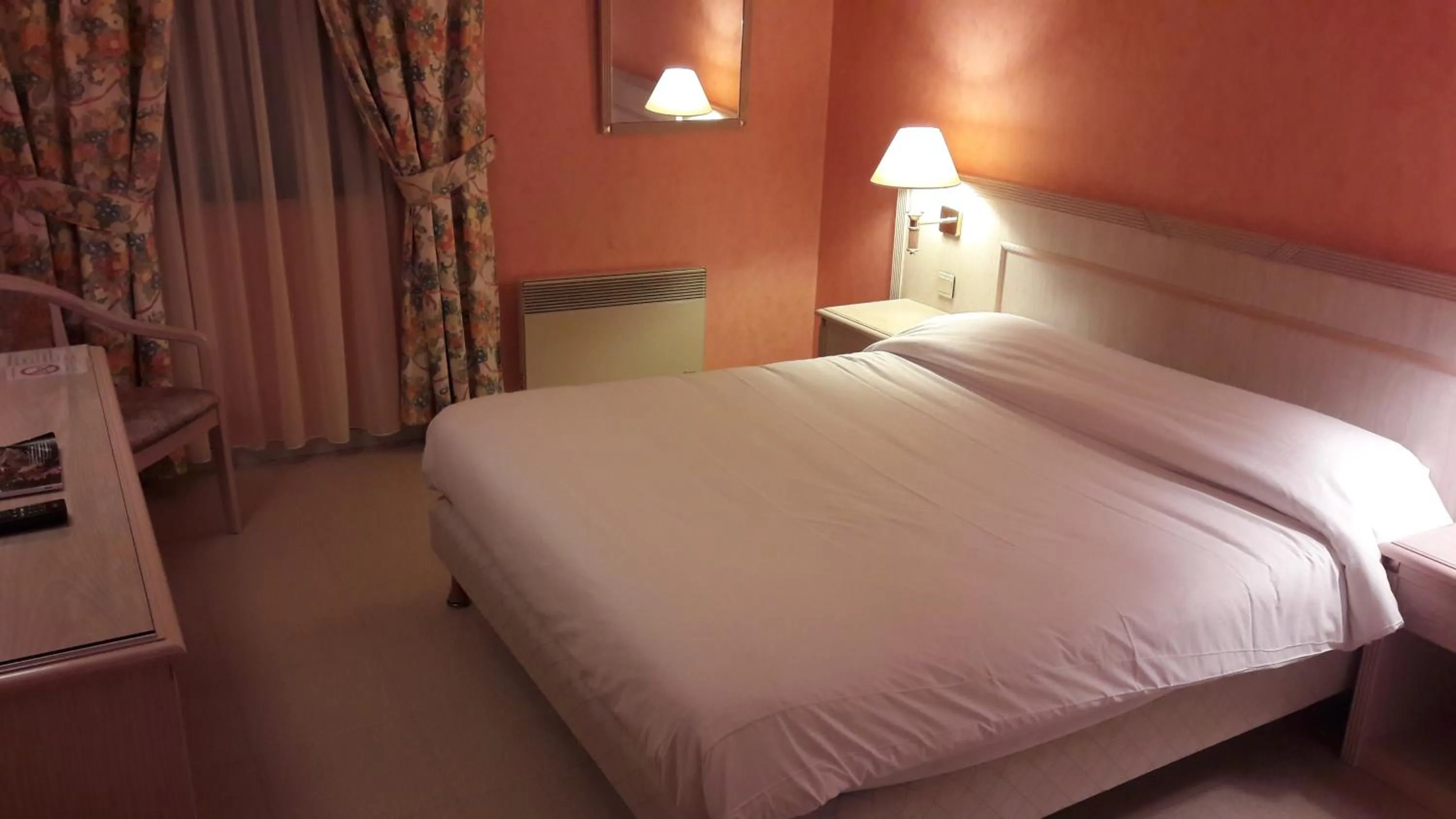 Bed in Logis L'Auberge Bourbonnaise