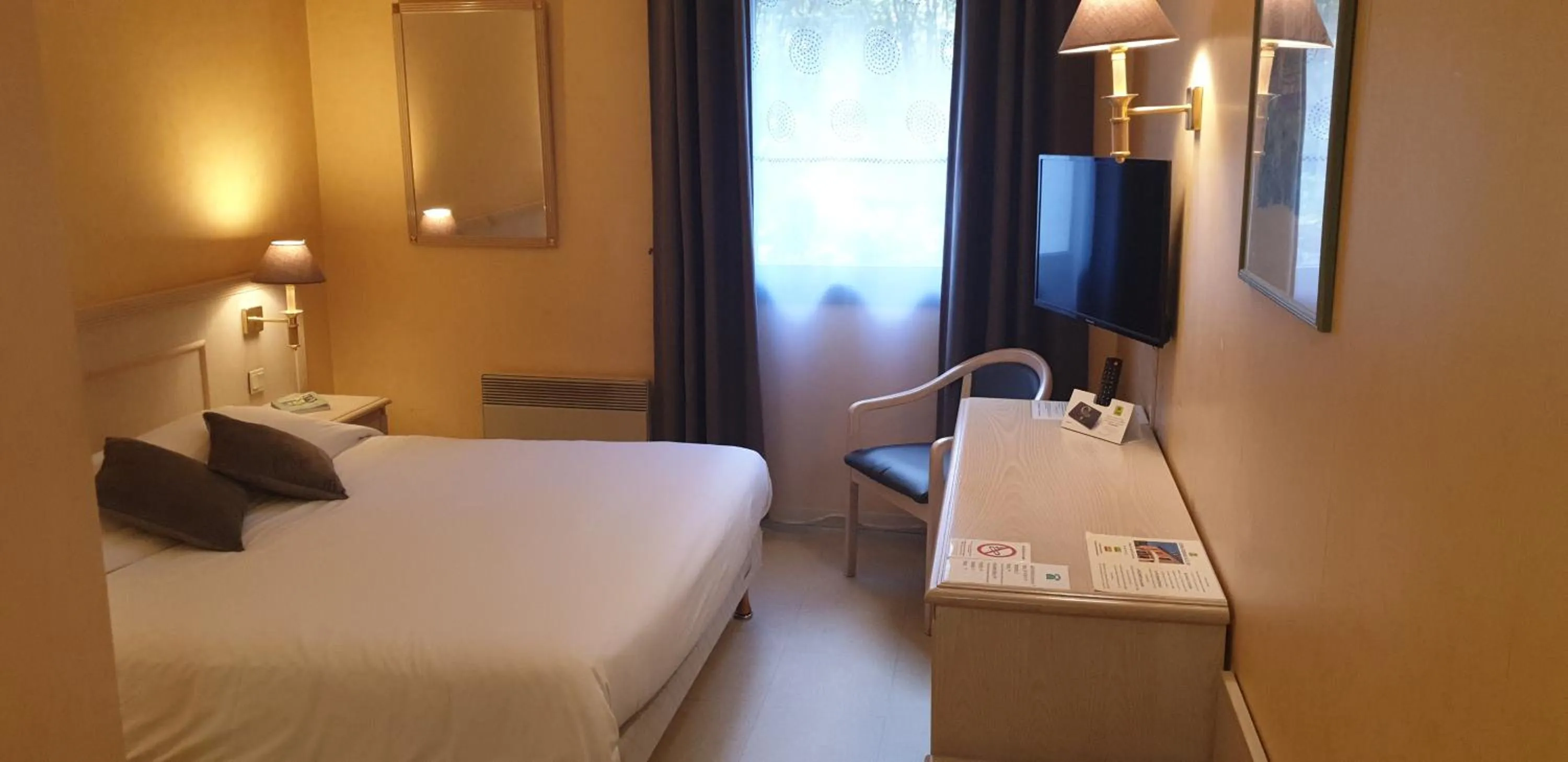 Bedroom, Bed in Logis L'Auberge Bourbonnaise