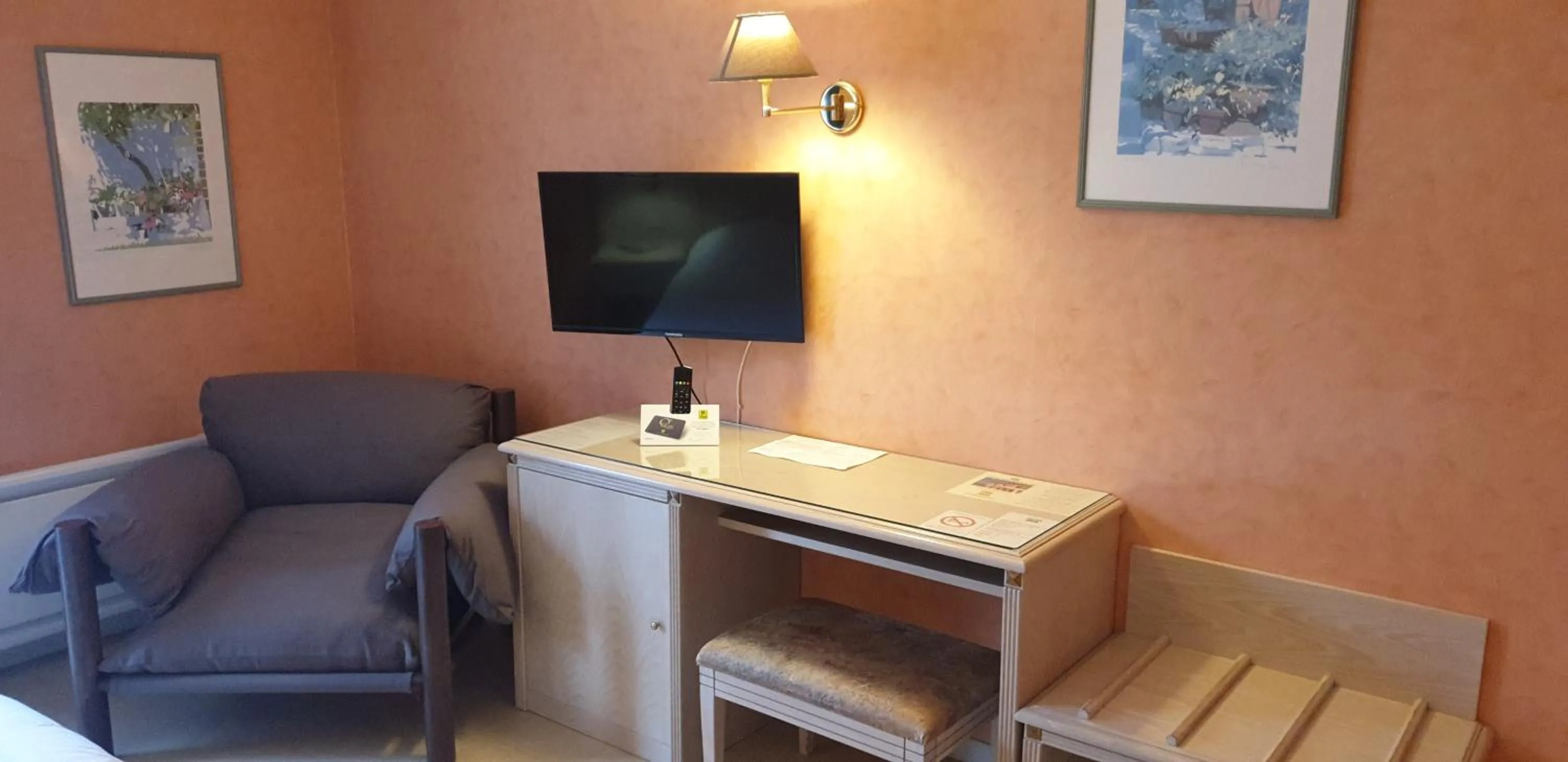 Bedroom in Logis L'Auberge Bourbonnaise