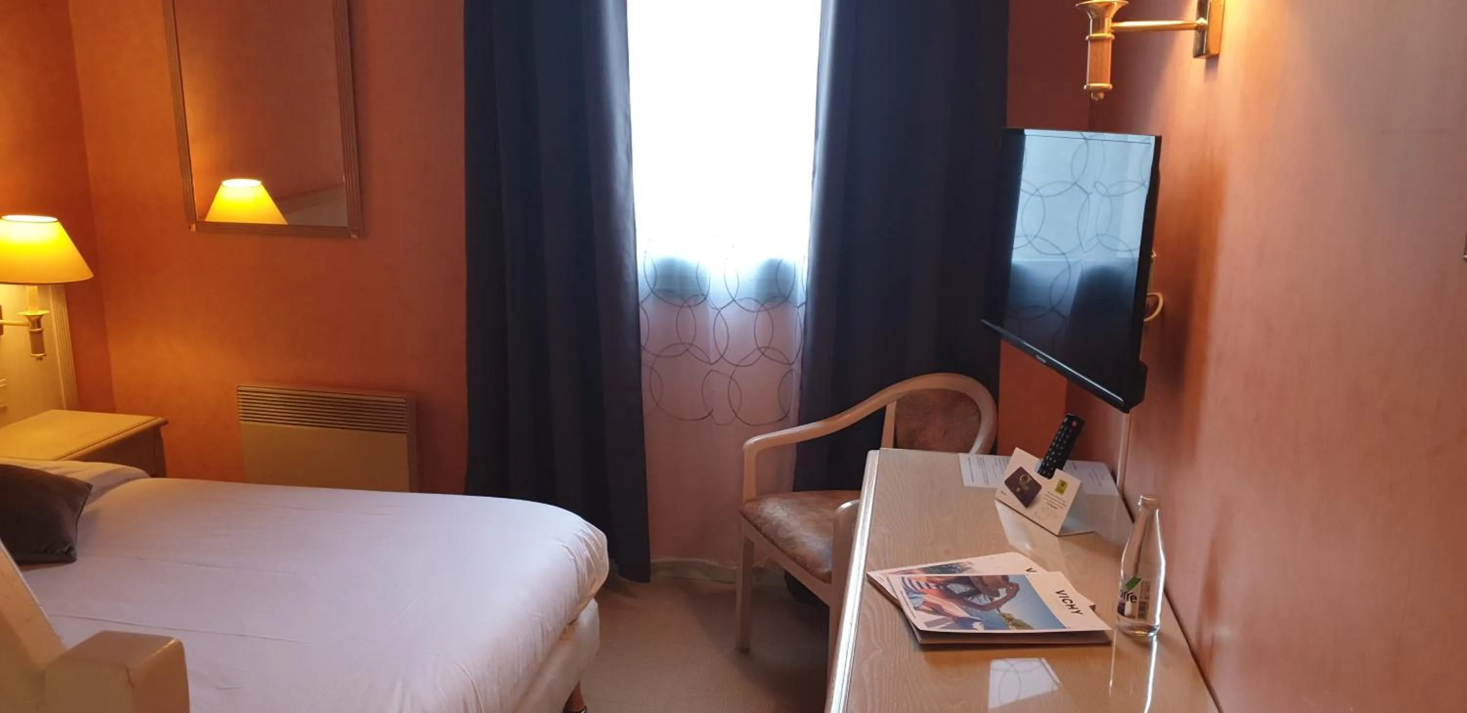 Bedroom, Bed in Logis L'Auberge Bourbonnaise