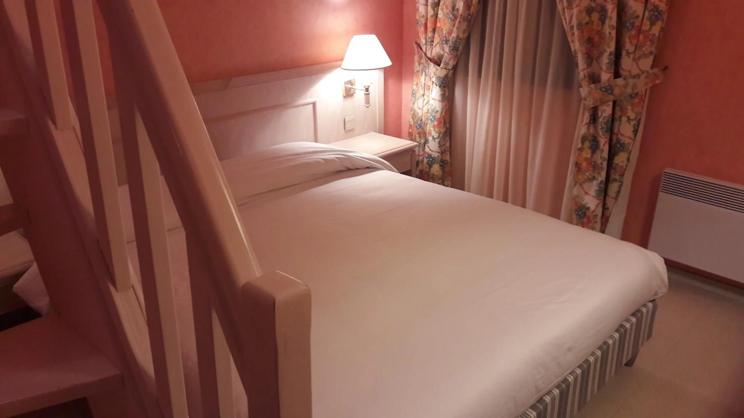 Bed in Logis L'Auberge Bourbonnaise