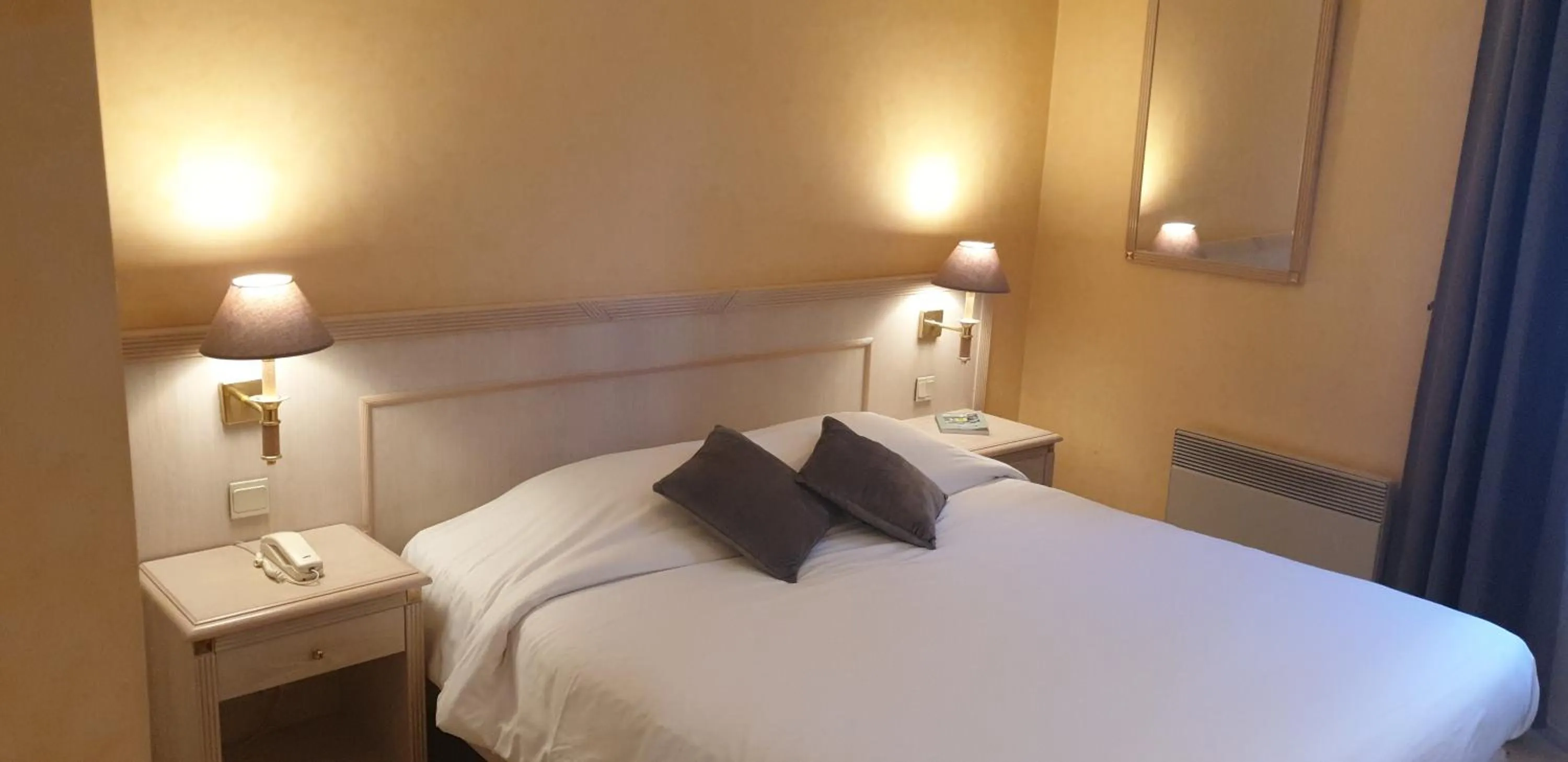 Bedroom, Bed in Logis L'Auberge Bourbonnaise