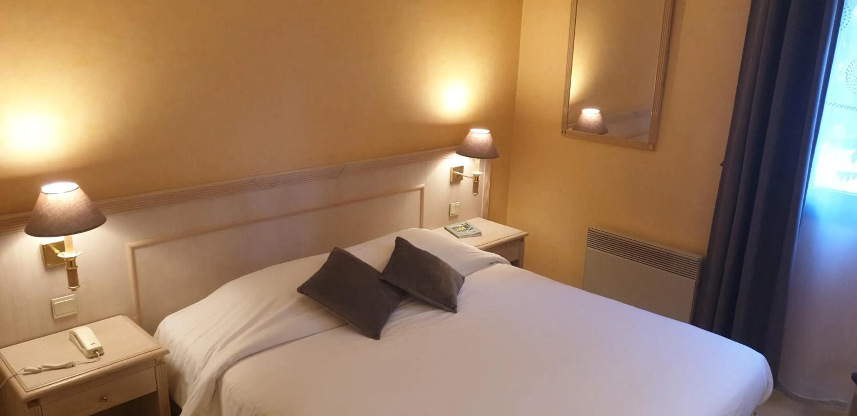 Bedroom, Bed in Logis L'Auberge Bourbonnaise