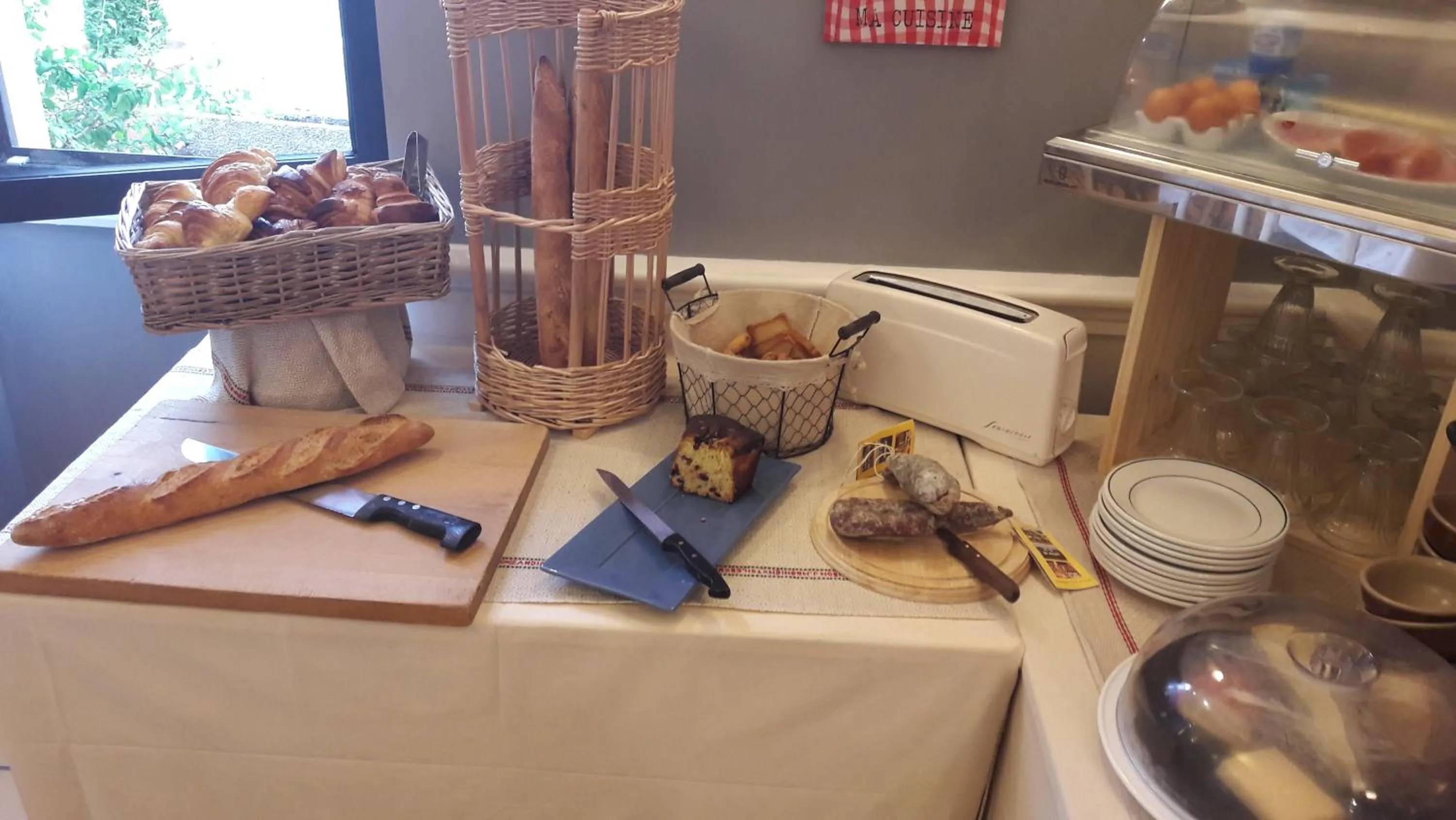 Breakfast in Logis L'Auberge Bourbonnaise