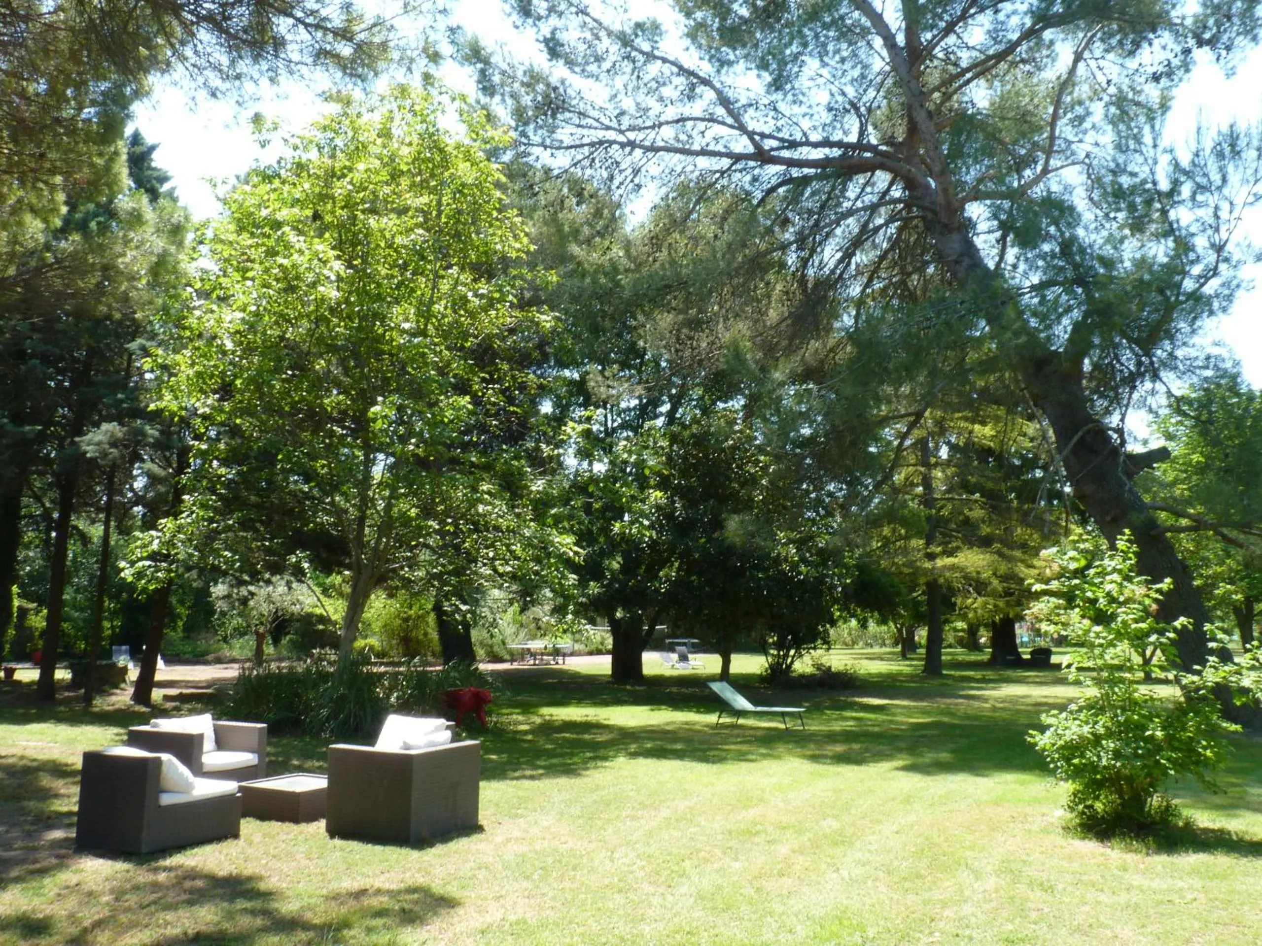Garden in Domaine de Rhodes - 5 Chambres et 7 locations de vacances