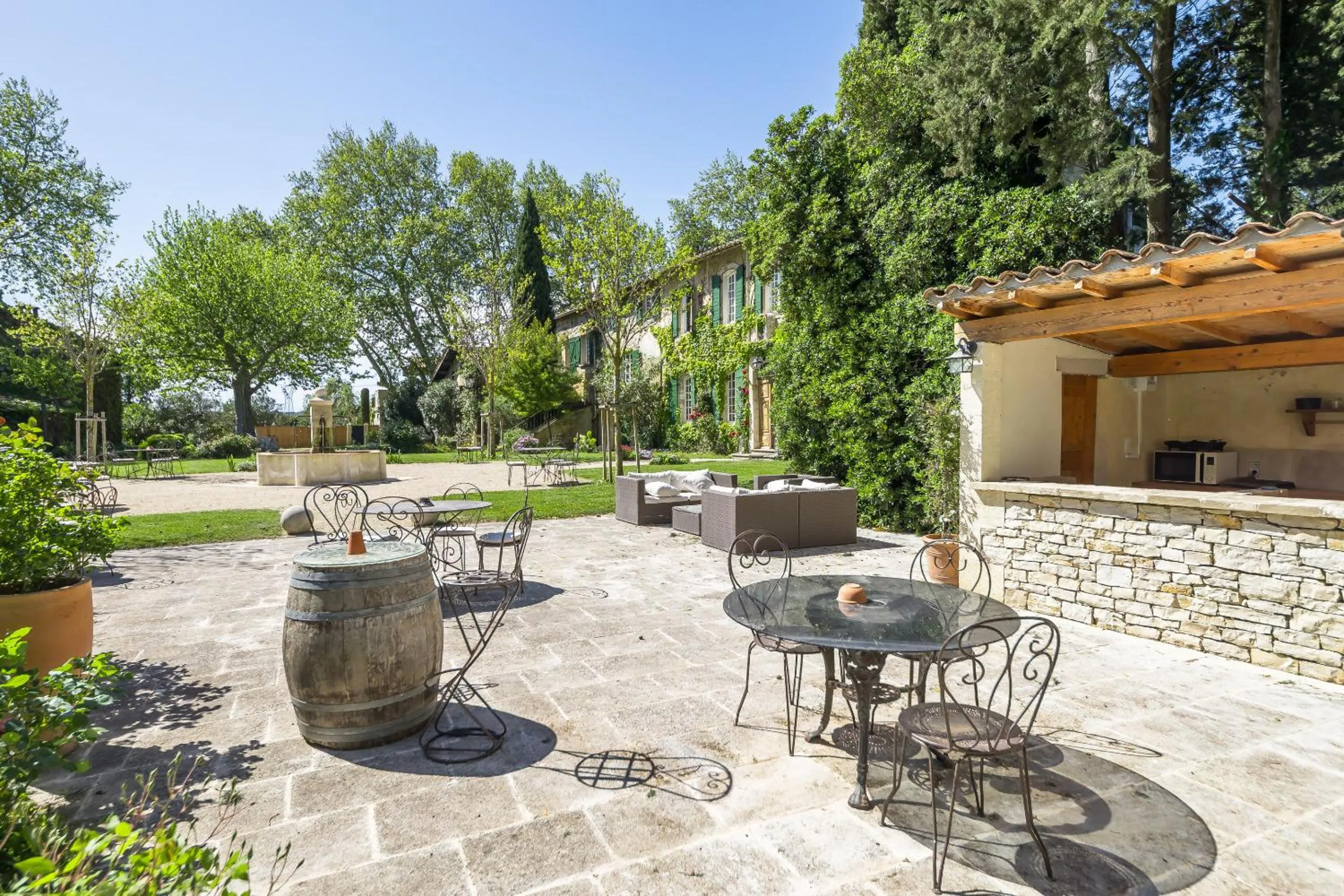 Patio in Domaine de Rhodes - 5 Chambres et 7 locations de vacances