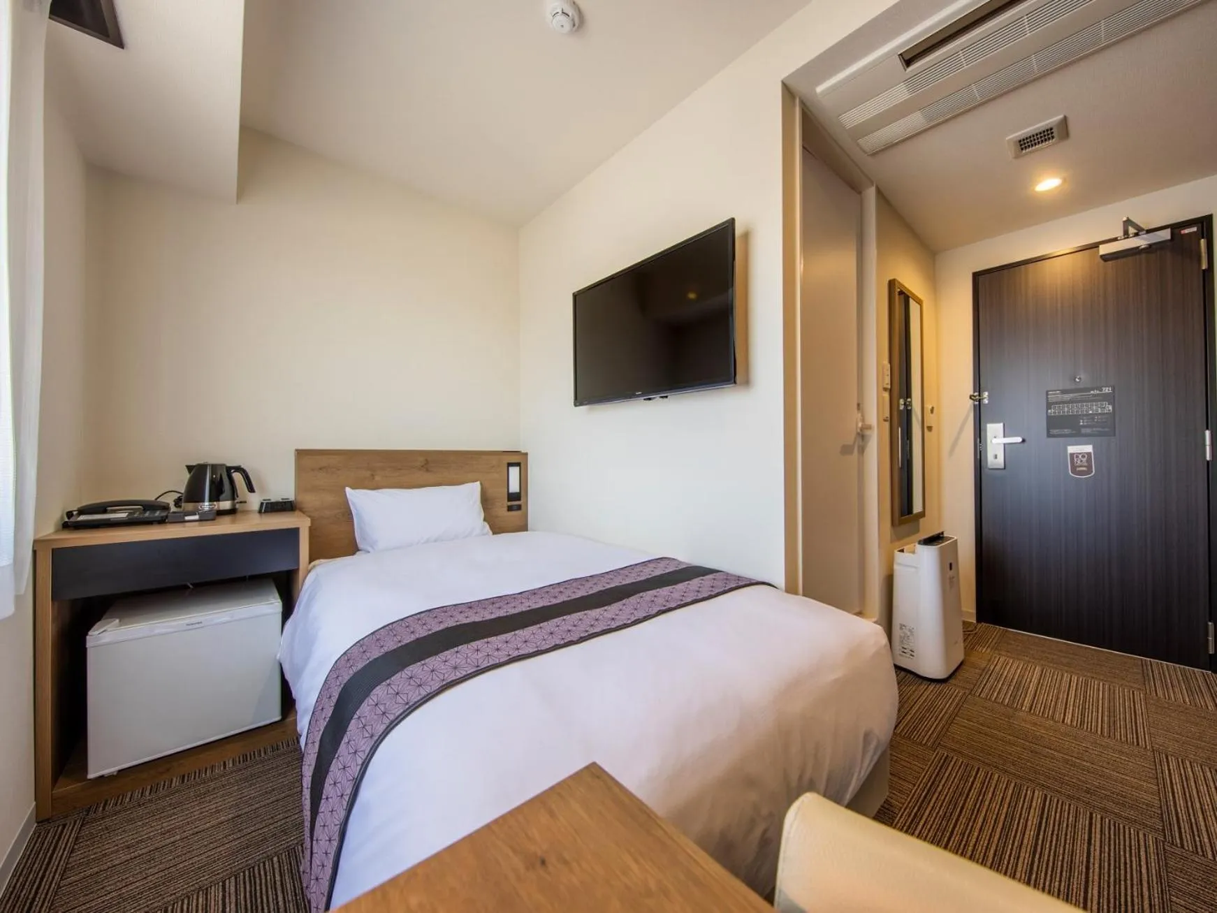 Photo of the whole room, Bed in Tosei Hotel & Seminar Makuhari