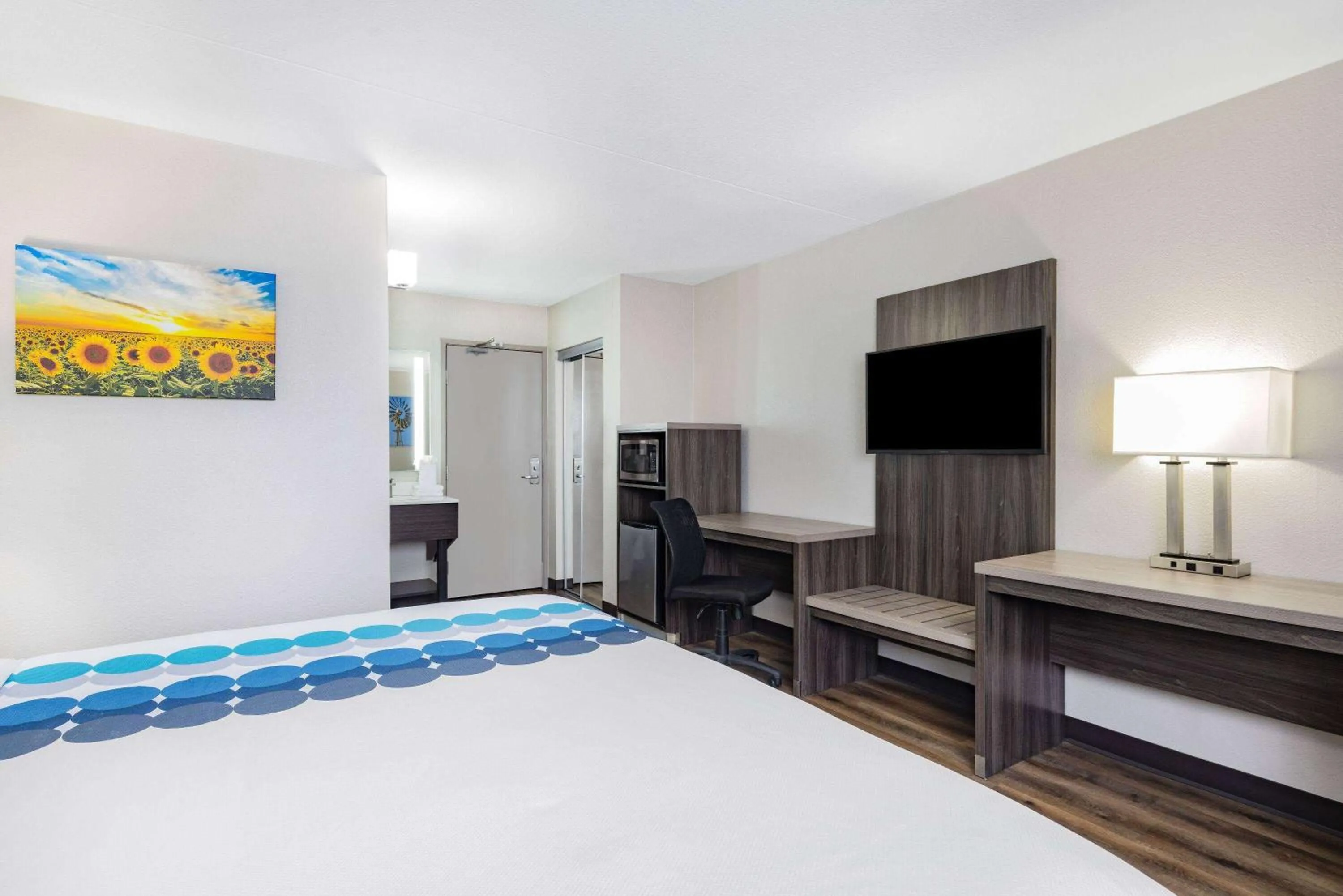 Photo of the whole room, Bed in Wingate by Wyndham Wichita Airport