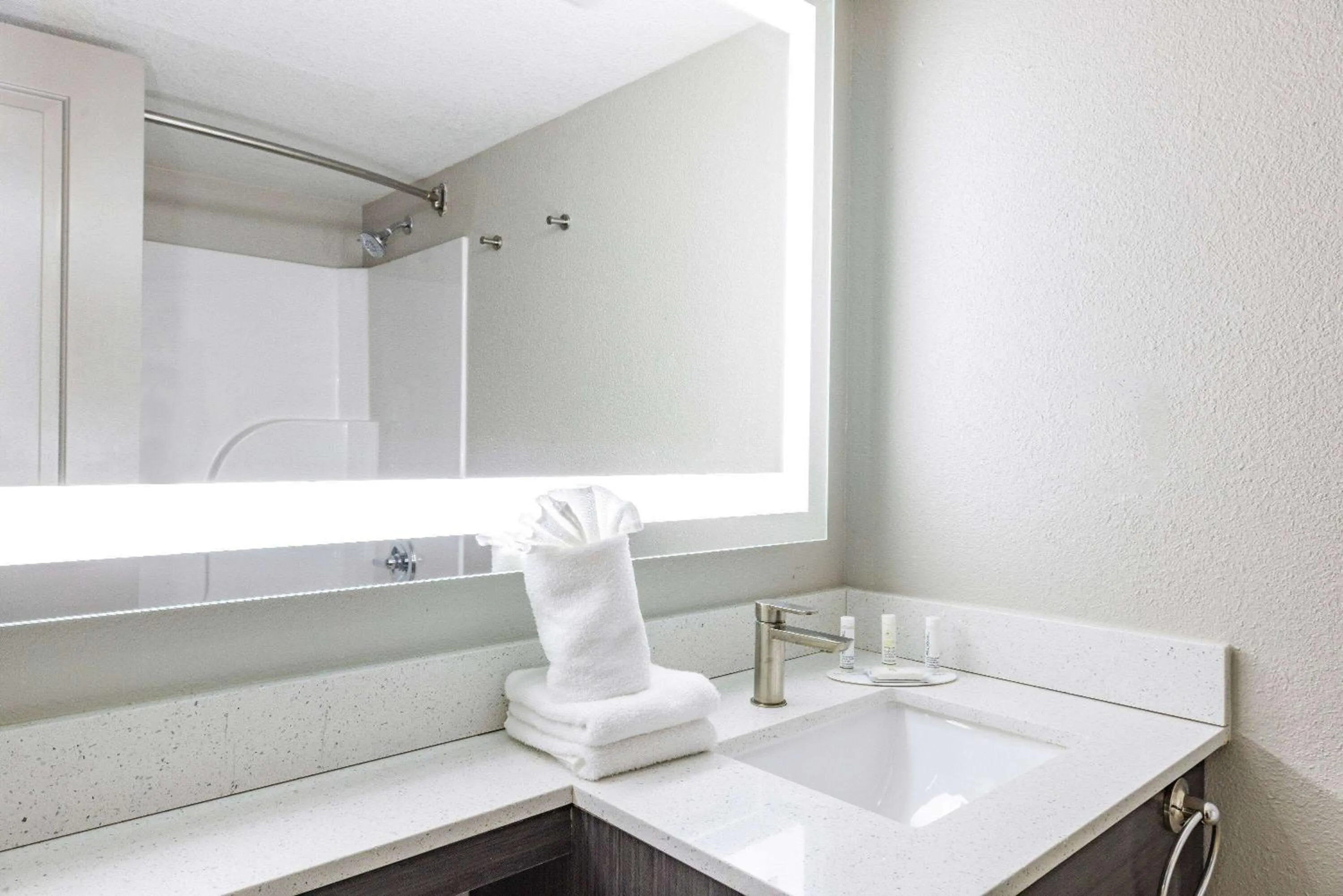 TV and multimedia in Wingate by Wyndham Wichita Airport