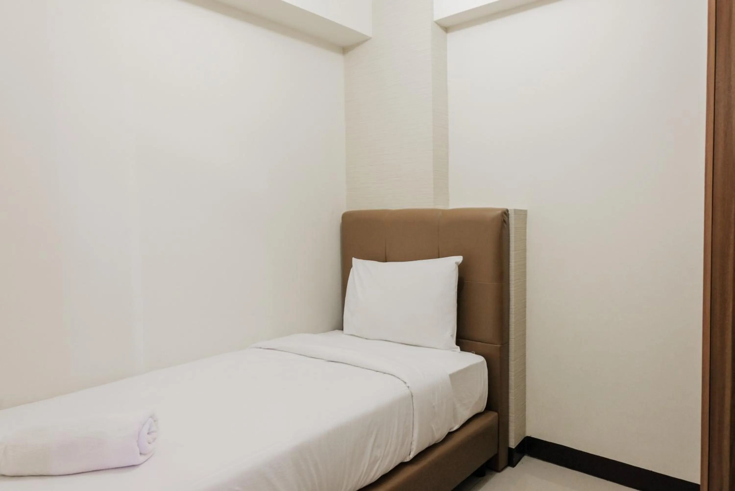 Bed in Luxurious and Convenient 2BR 19 Avenue Apartment By Travelio