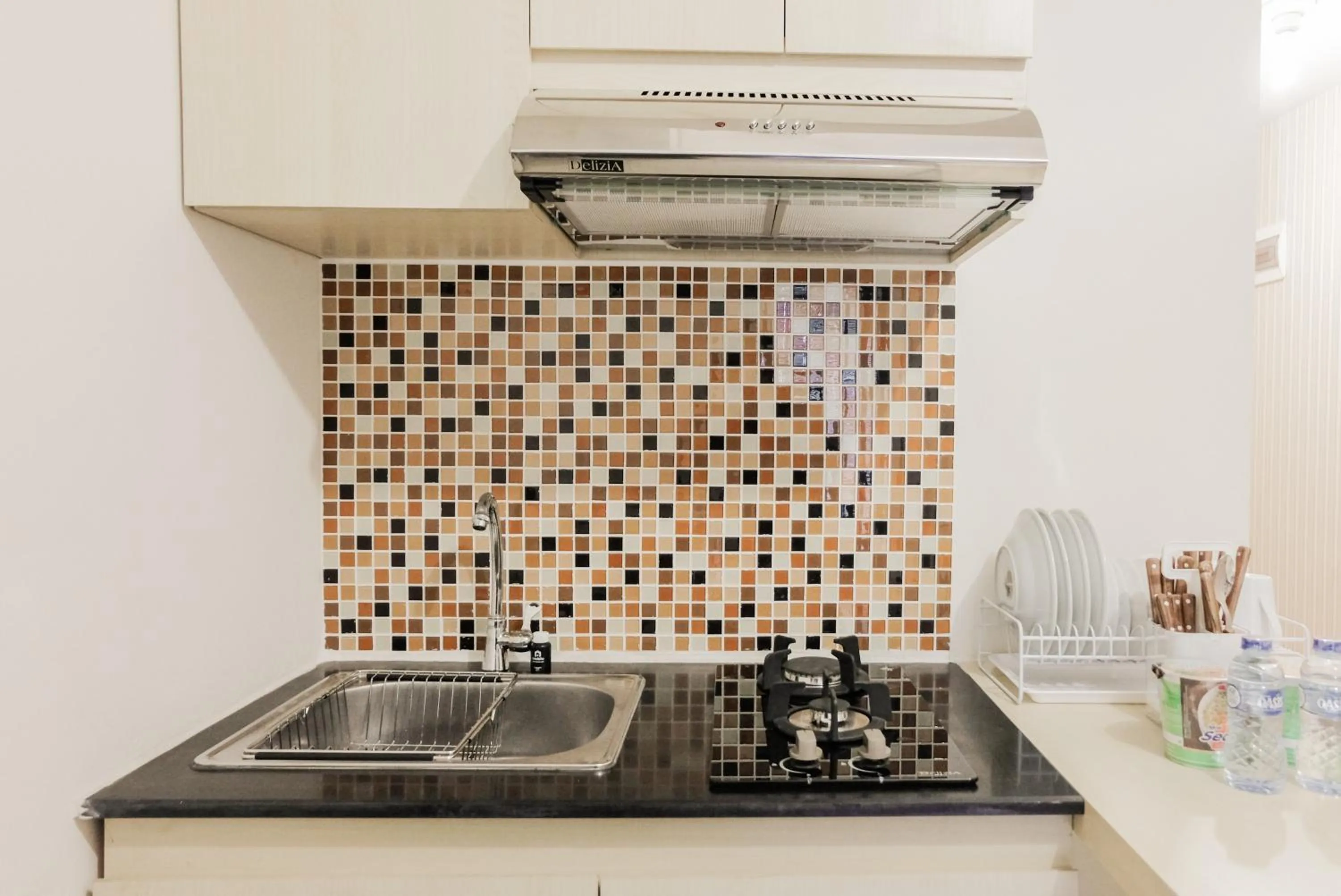 Kitchen or kitchenette in Luxurious and Convenient 2BR 19 Avenue Apartment By Travelio