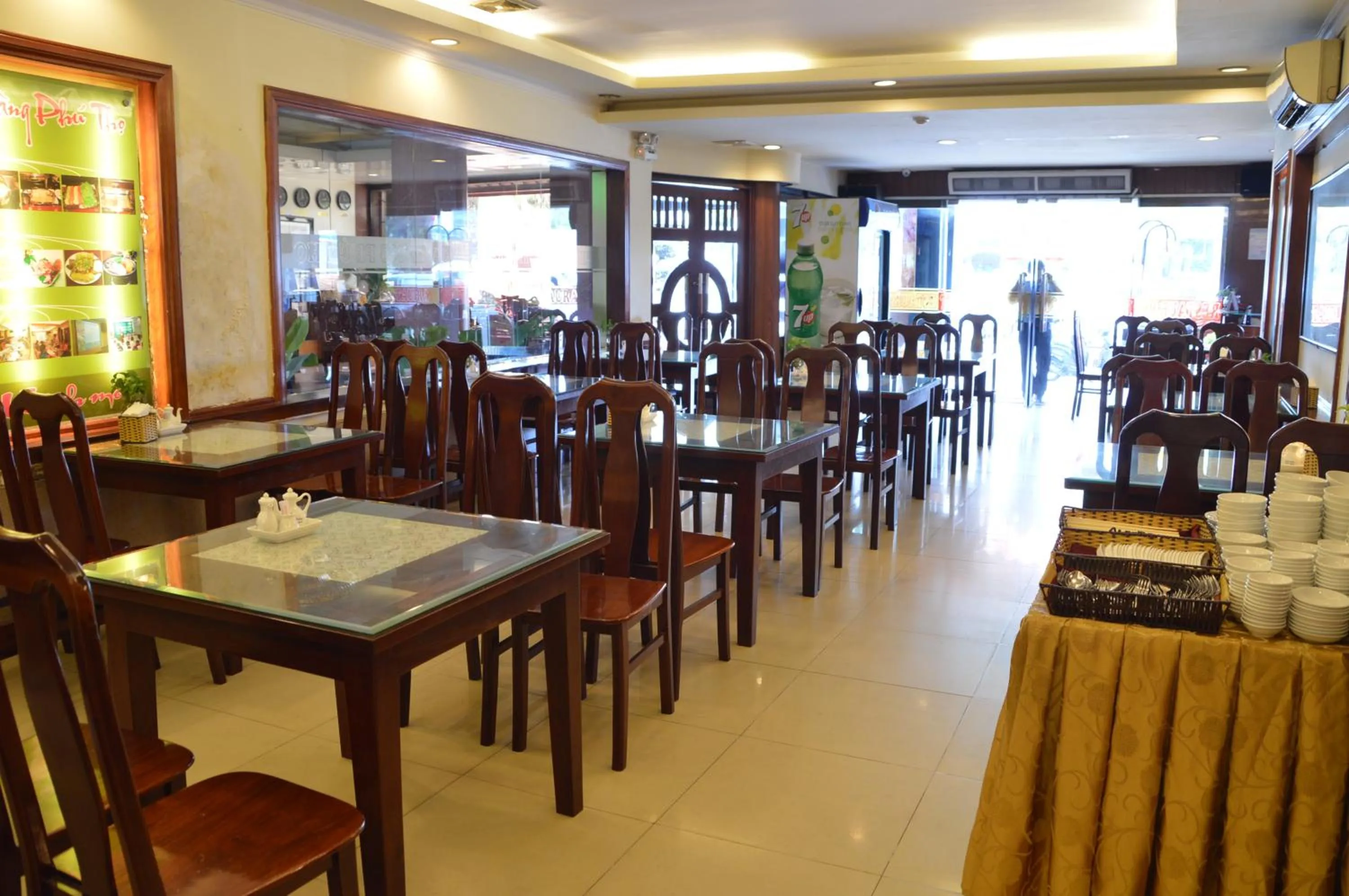 Restaurant/places to eat in Phu Tho Hotel