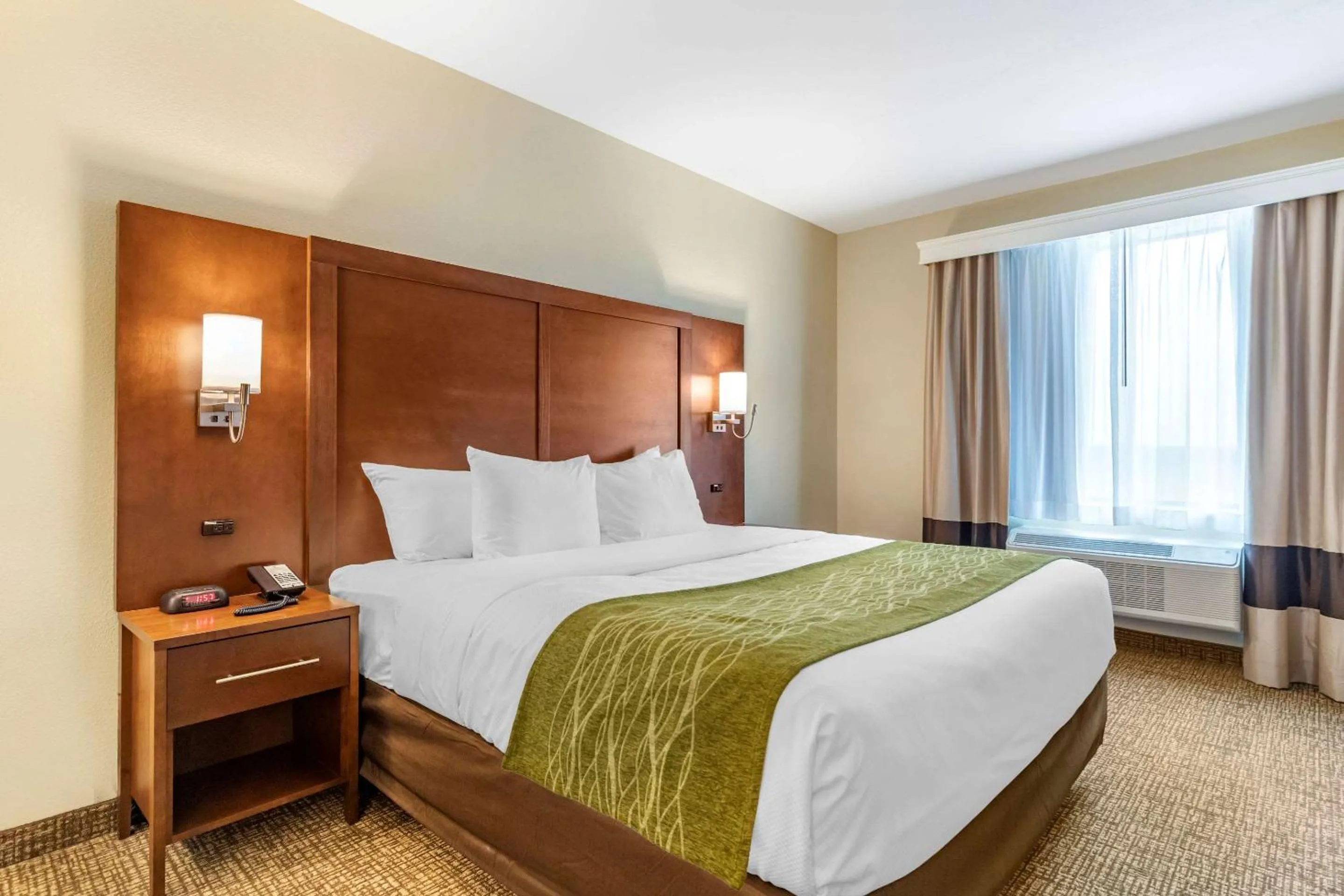 Photo of the whole room, Bed in Comfort Suites San Antonio Ft Sam Houston-SAMMC Area