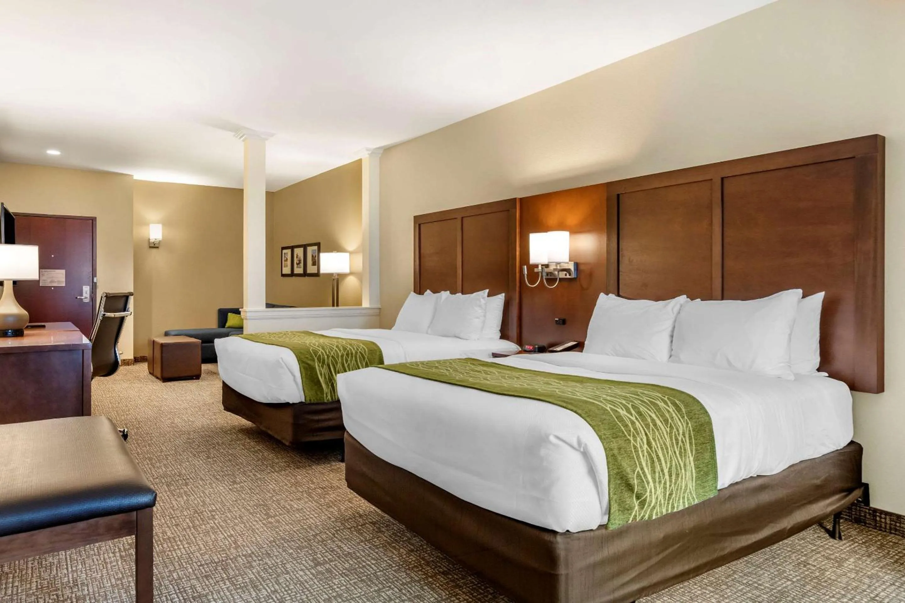 Photo of the whole room, Bed in Comfort Suites San Antonio Ft Sam Houston-SAMMC Area