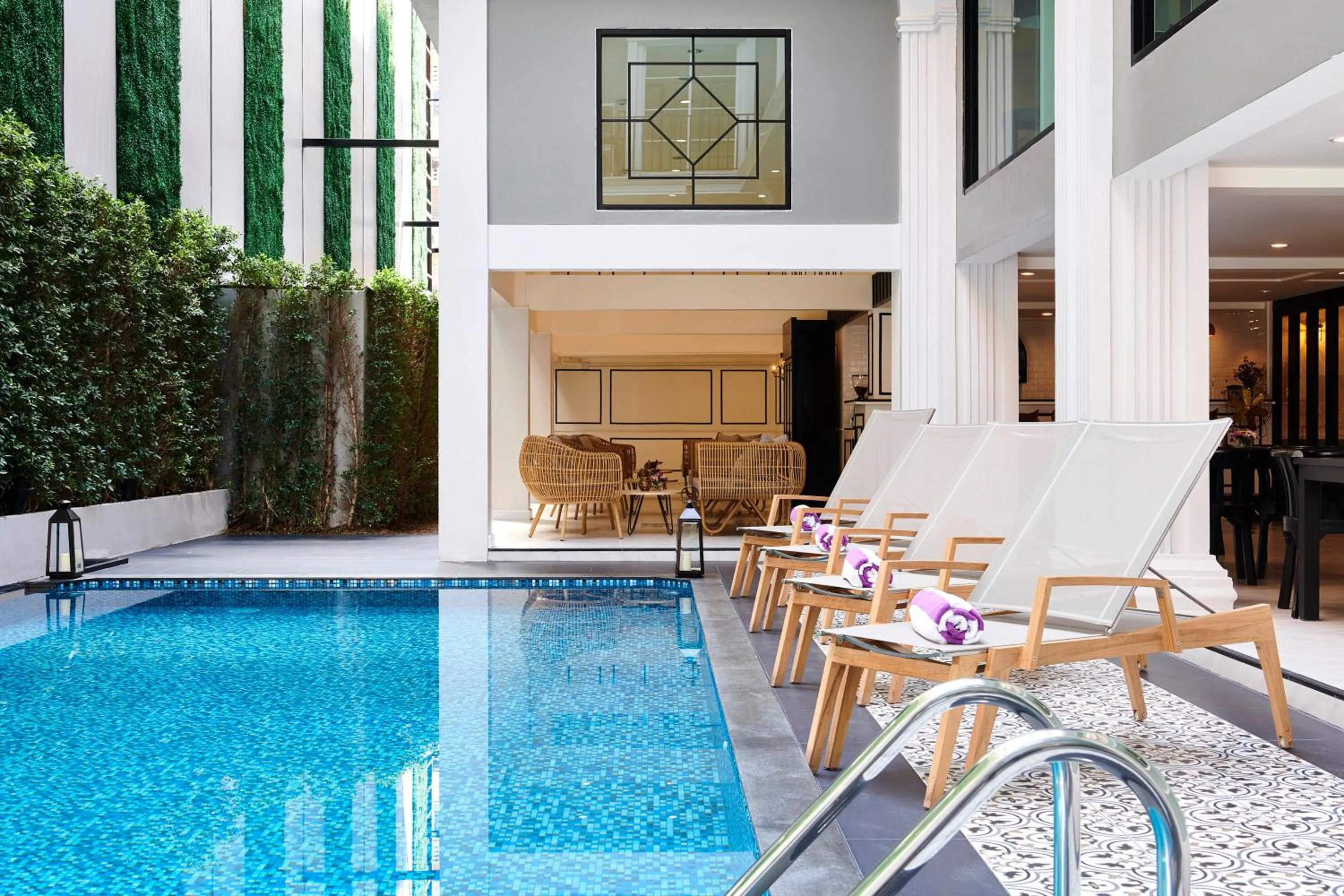 Swimming pool in Villa De Pranakorn