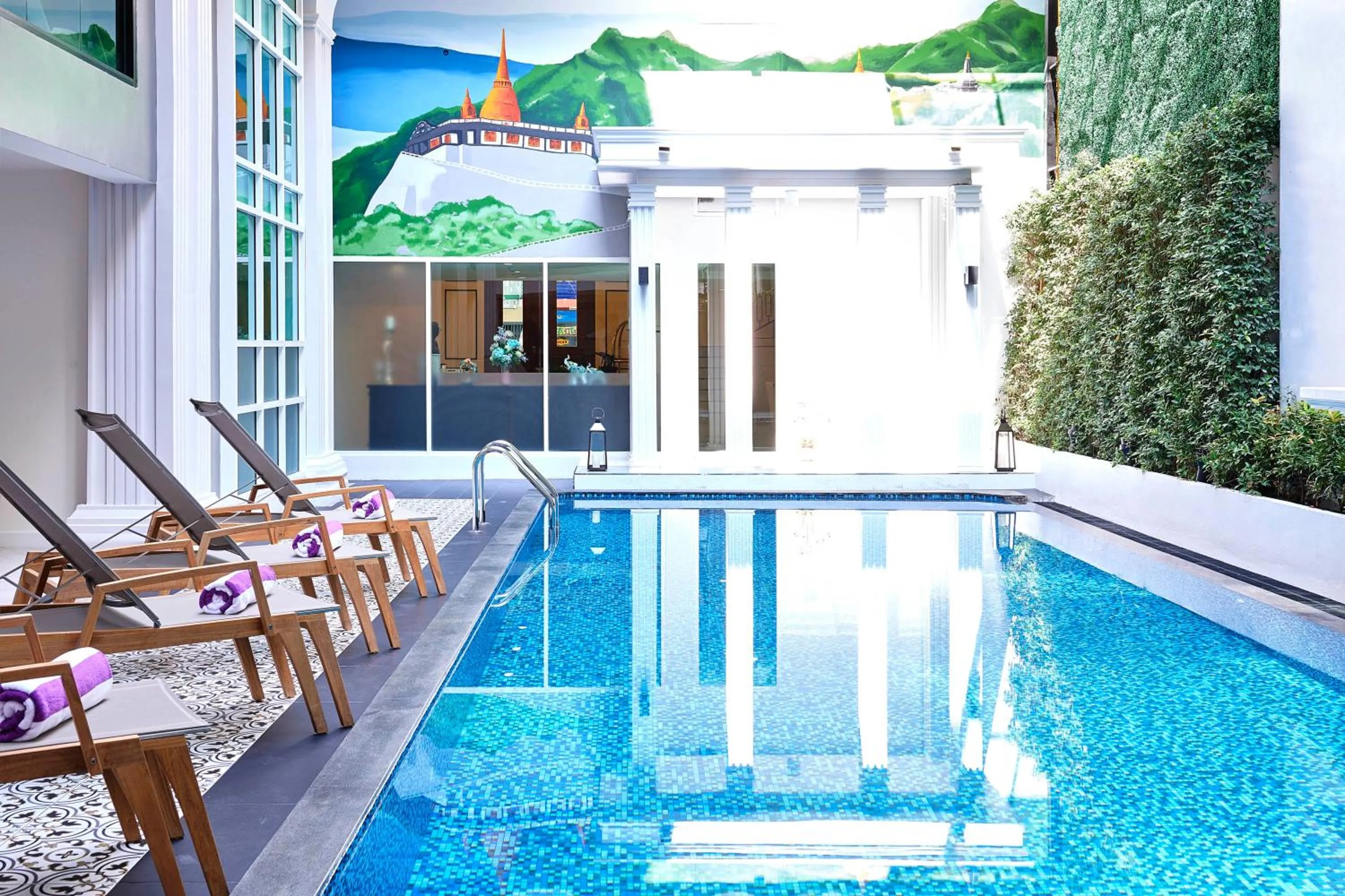 Swimming pool in Villa De Pranakorn