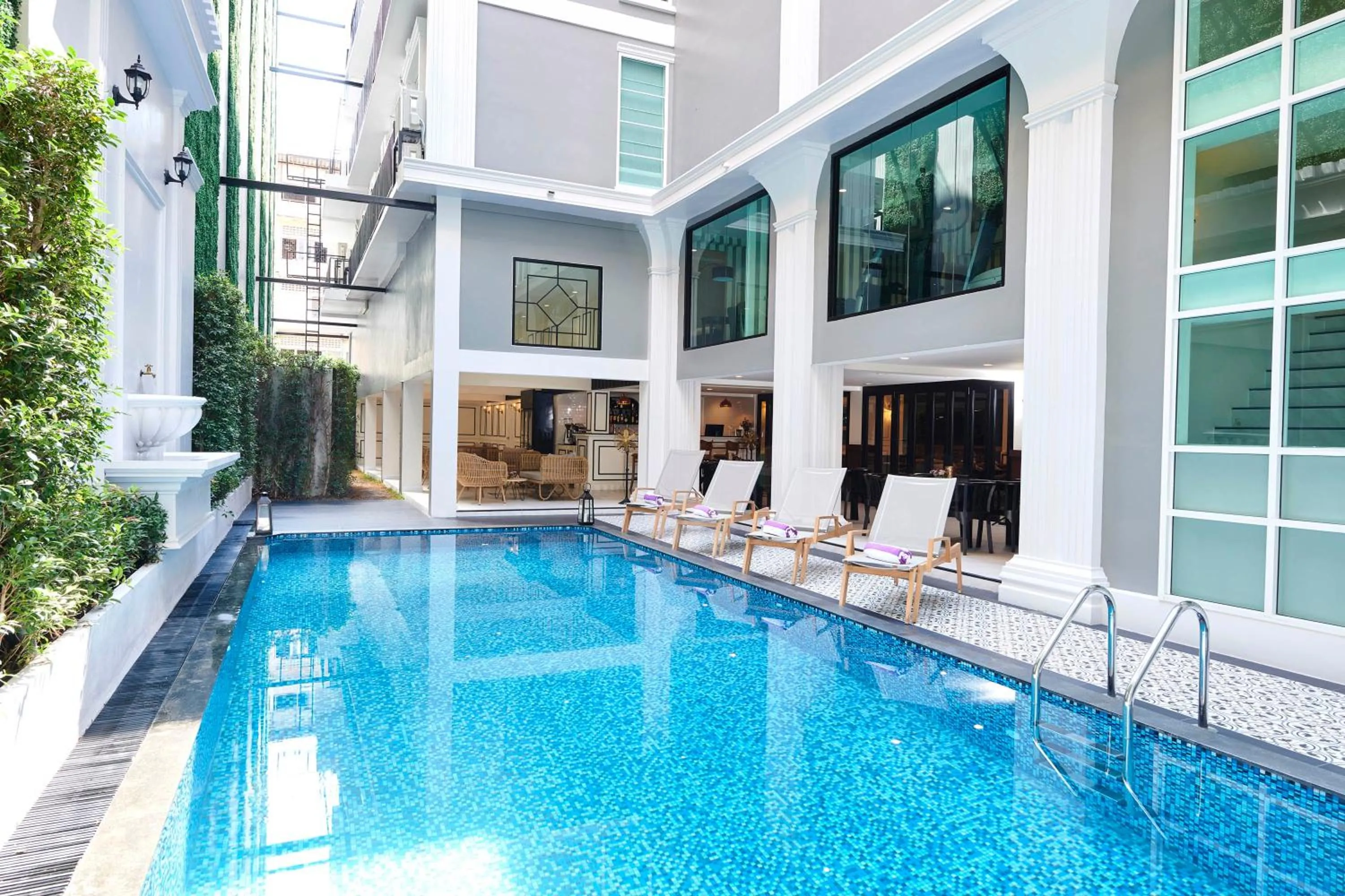 Swimming pool in Villa De Pranakorn