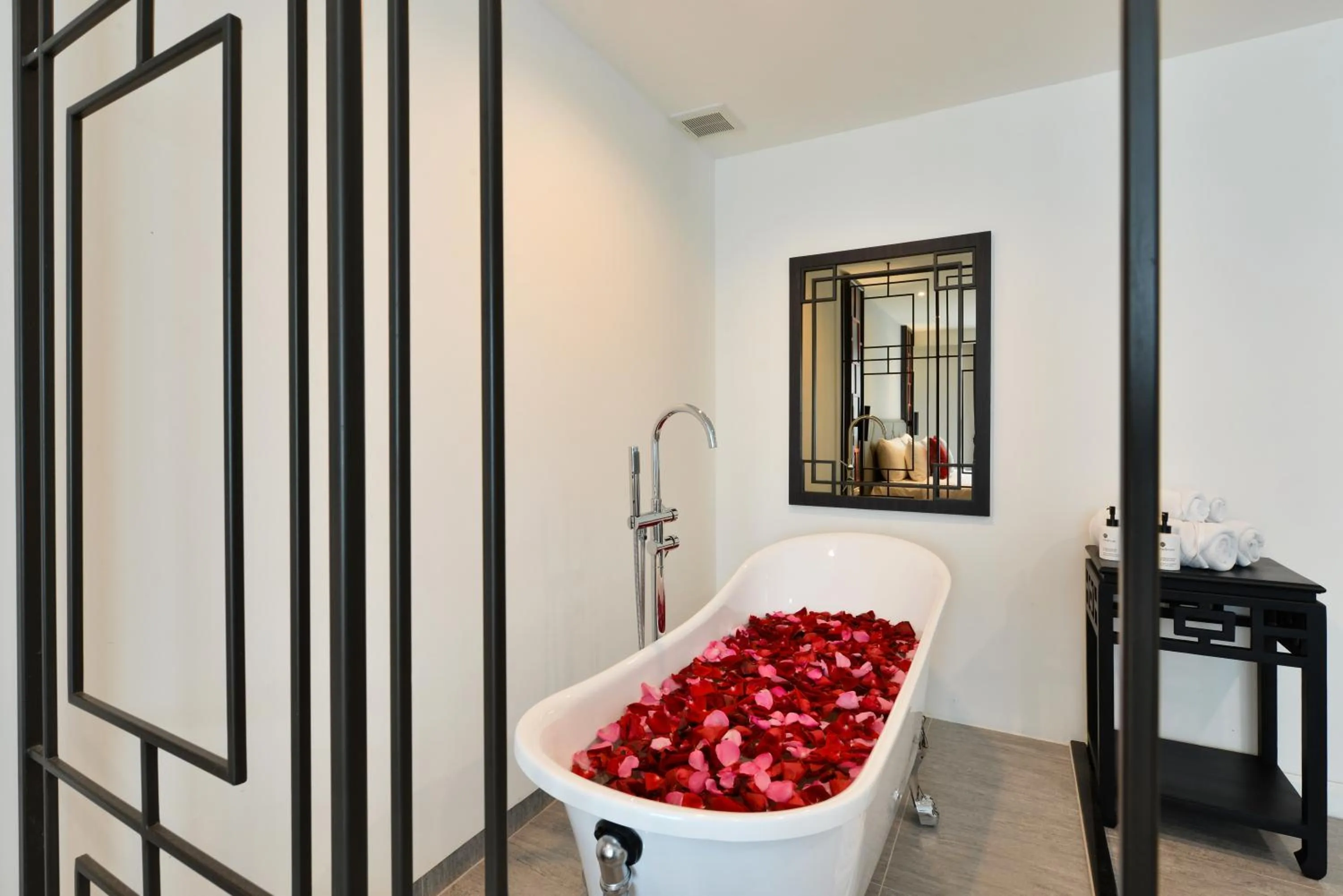 Bath, Bed in Villa De Pranakorn