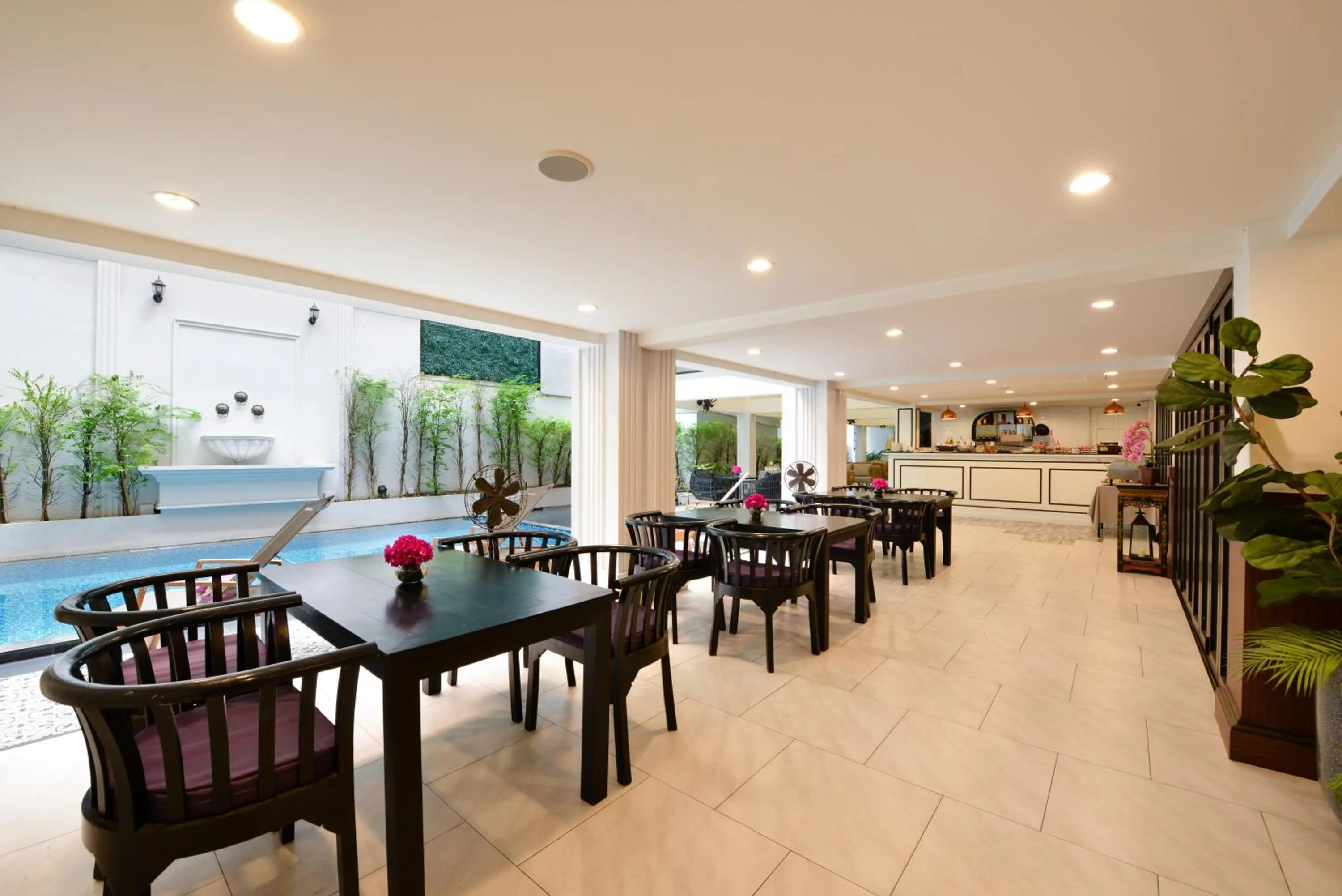 Restaurant/places to eat in Villa De Pranakorn