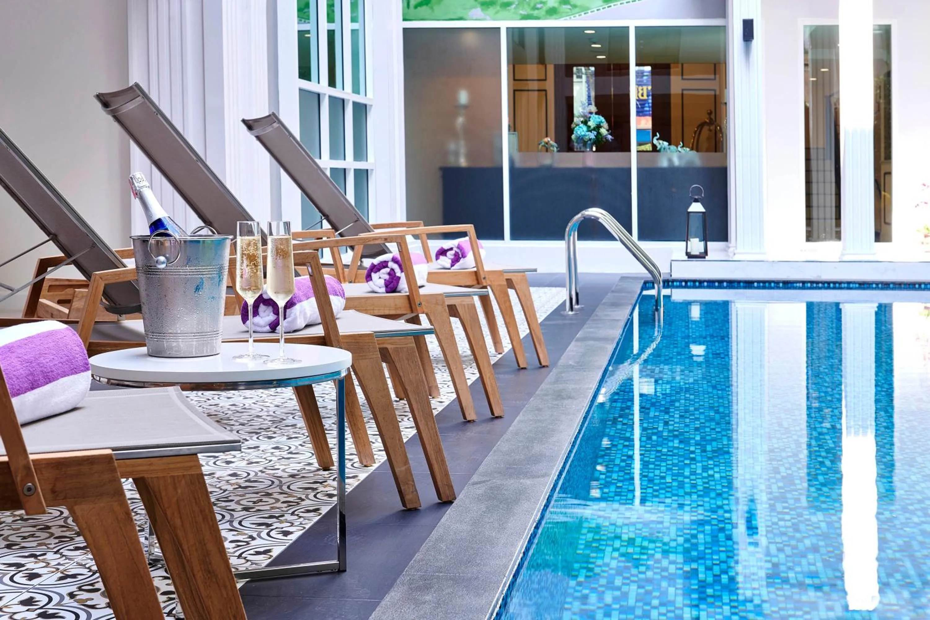 Swimming pool in Villa De Pranakorn