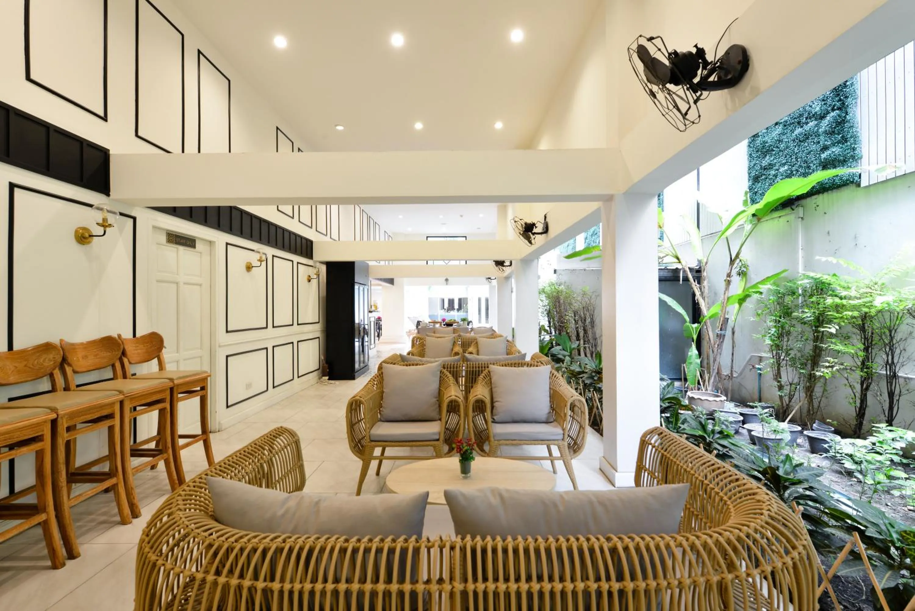 Restaurant/places to eat in Villa De Pranakorn