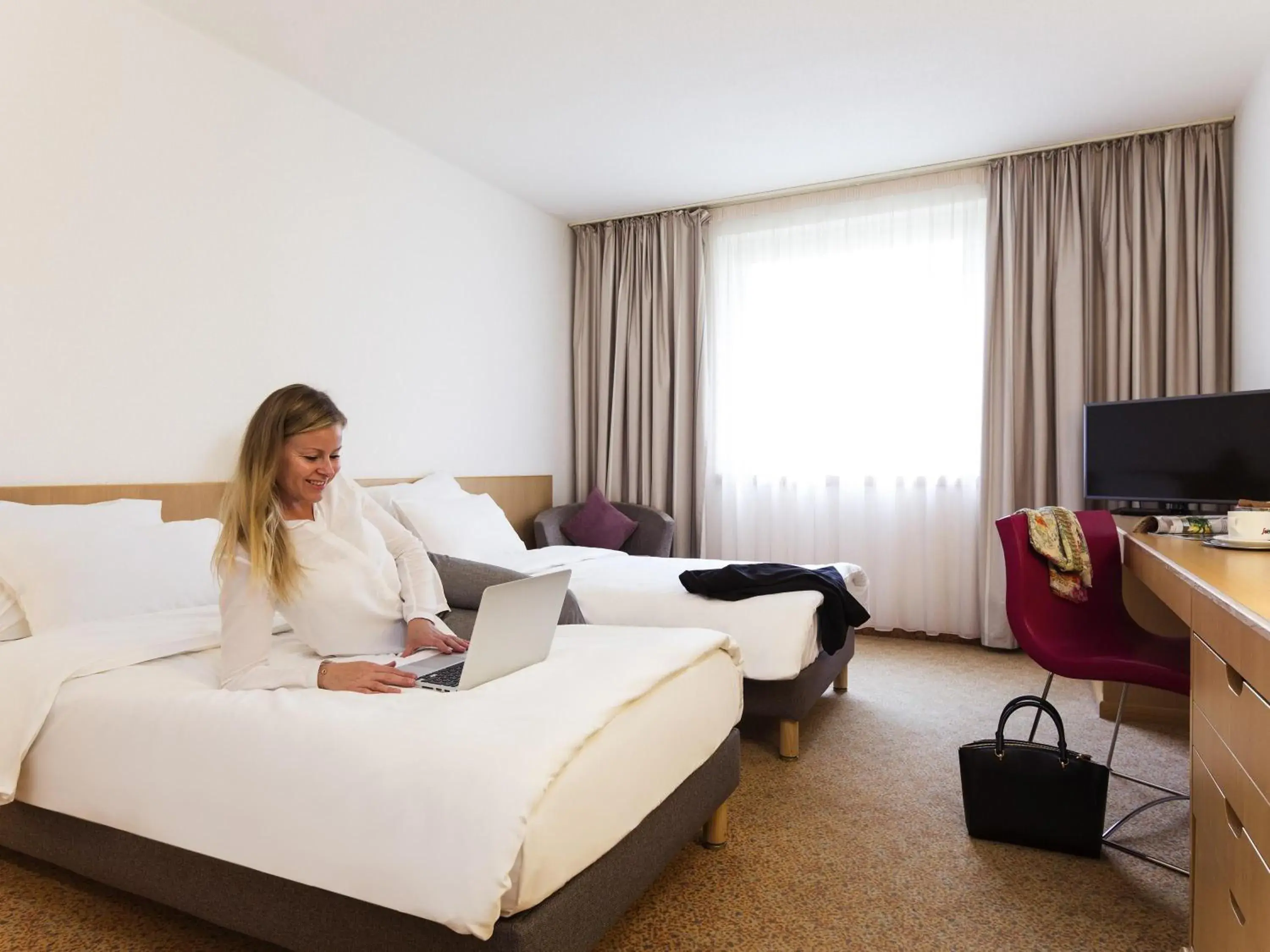 Standard Double Room in Novotel Düsseldorf City West Standard Double Room in Novotel Düsseldorf City West