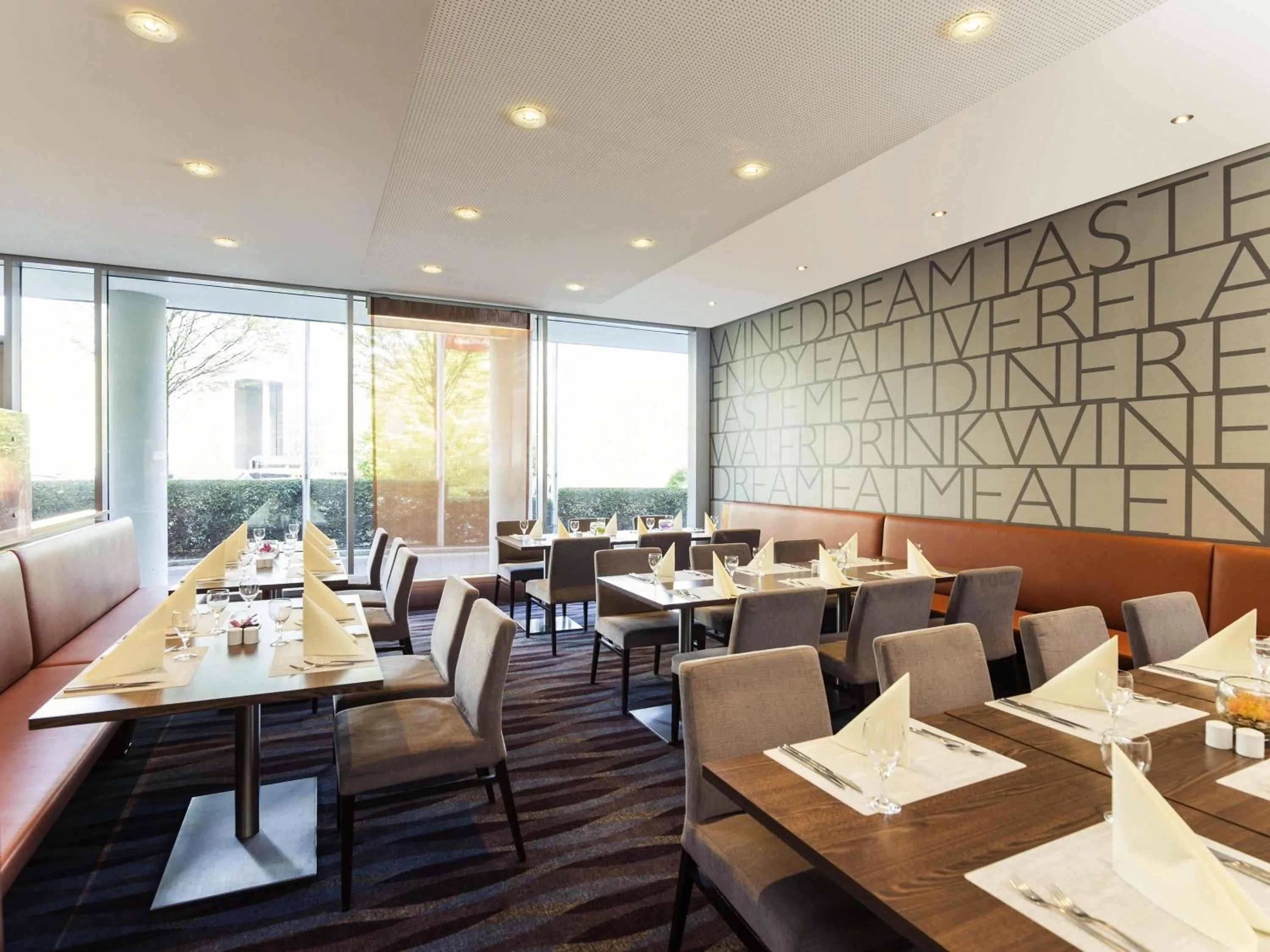 Restaurant/places to eat in Novotel Düsseldorf City West