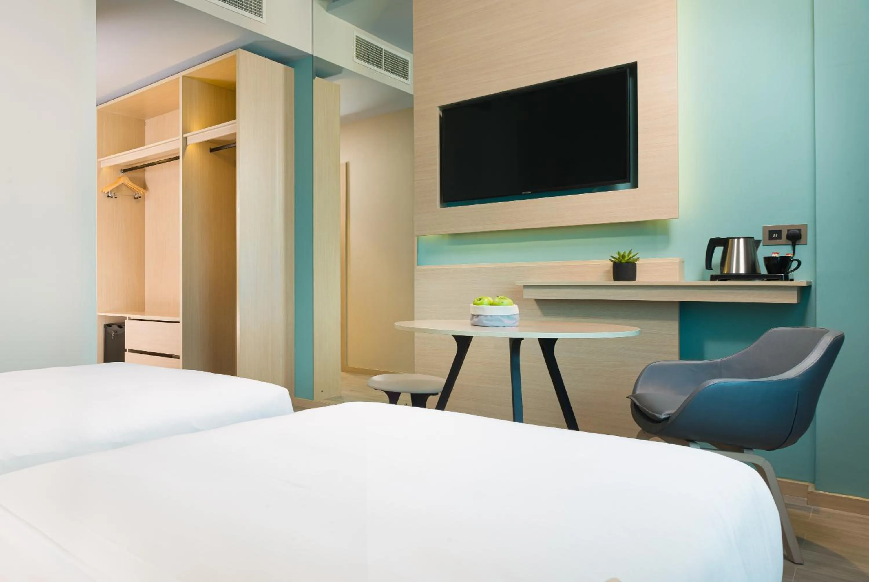 Bedroom, Bed in Swiss-Belinn Airport Muscat Oman