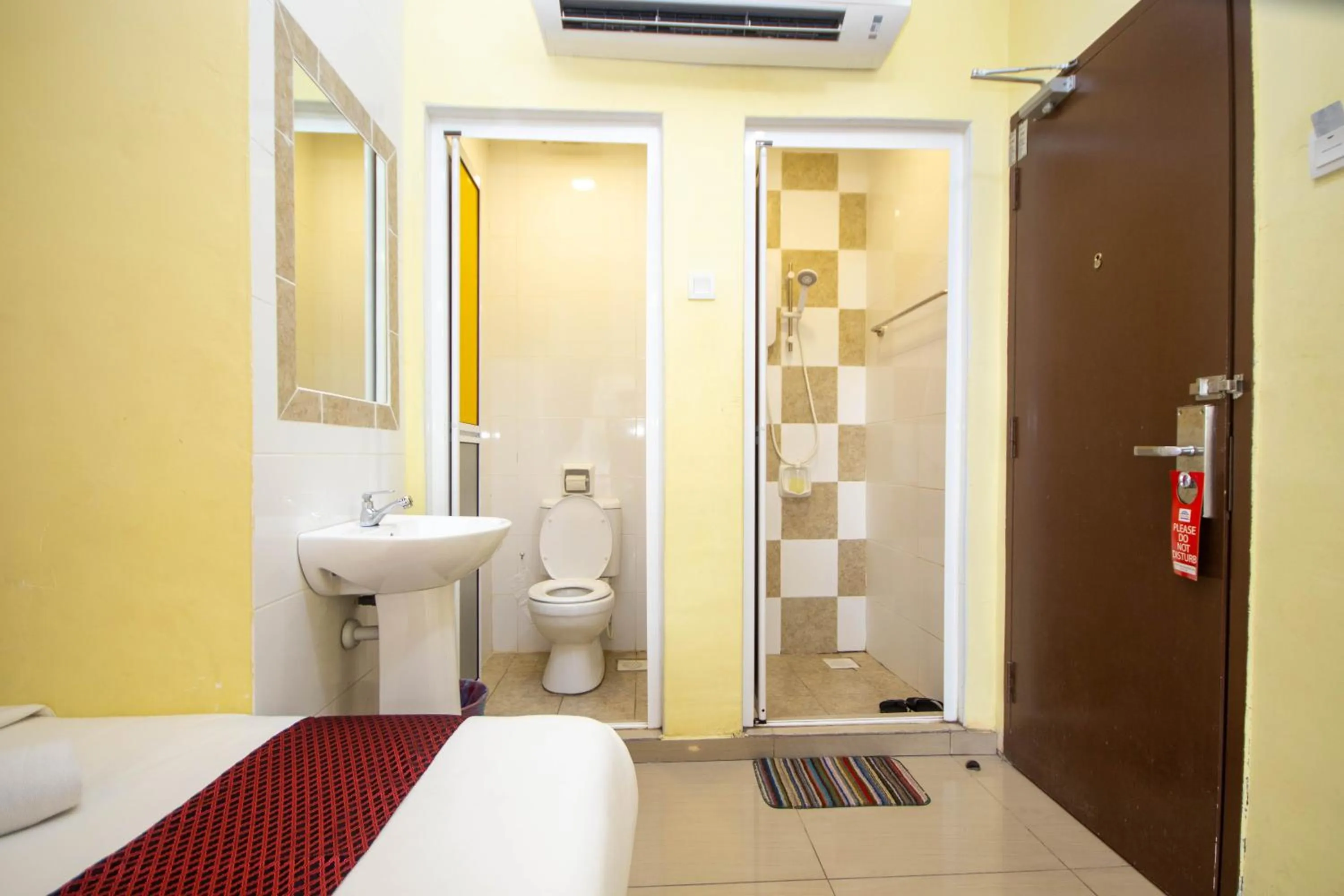 Bathroom, Bed in SUN INNS PERMAS JAYA