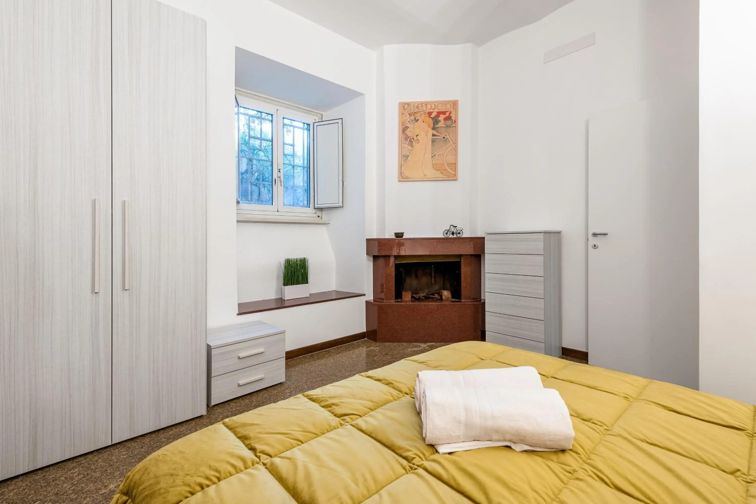 Bedroom, Bed in Tour de Rome