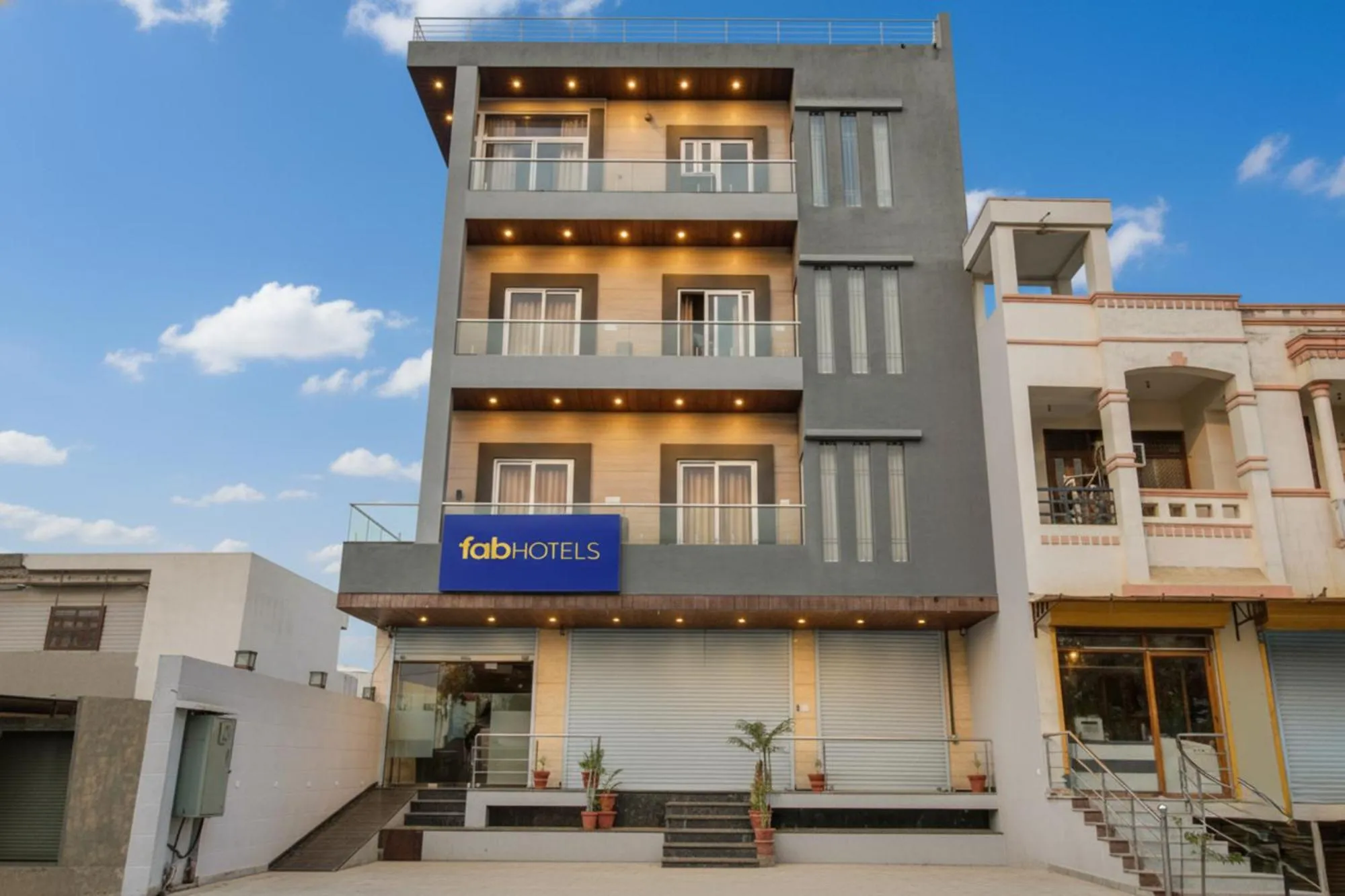 Facade/entrance in FabHotel 7th Crossing