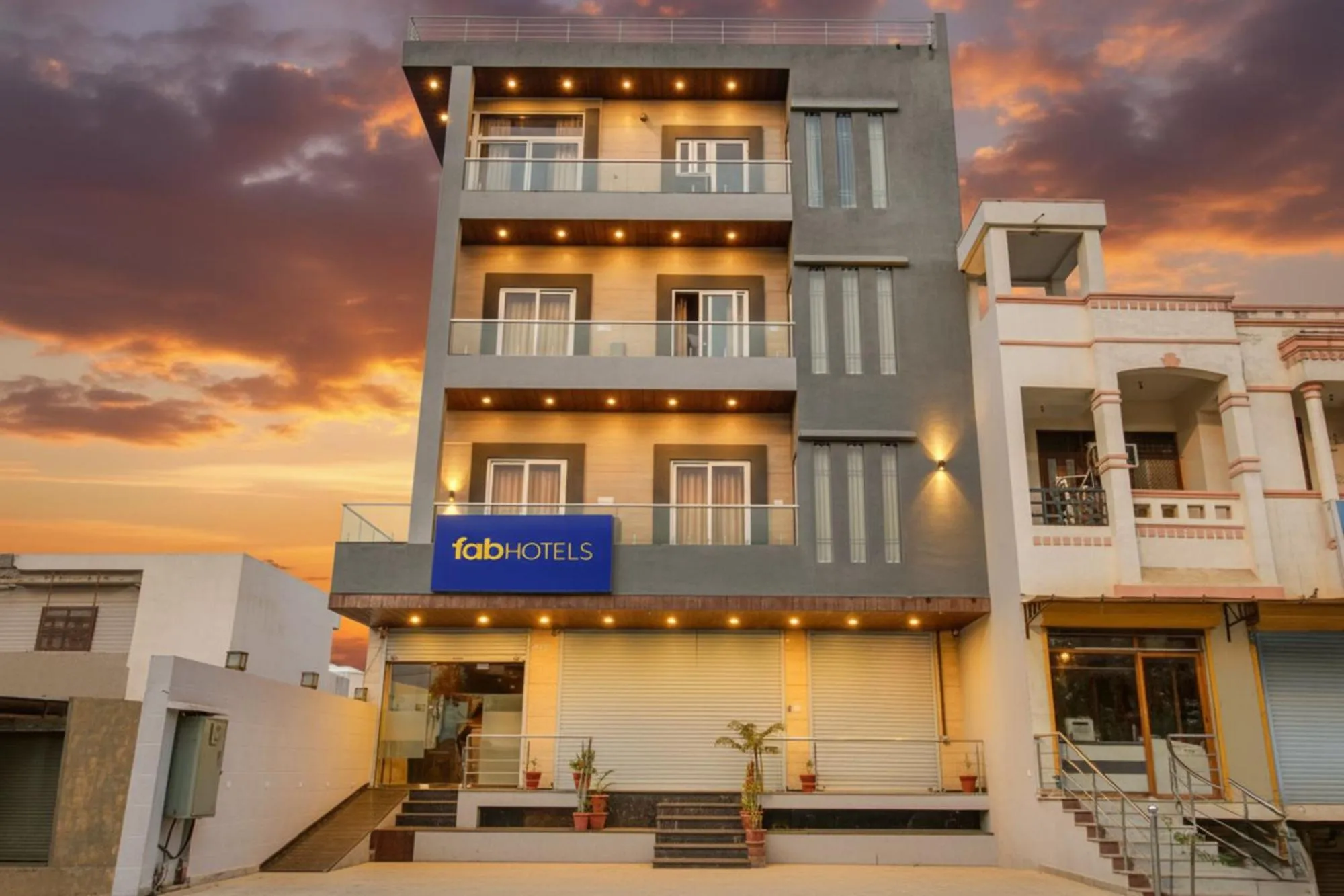 Facade/entrance in FabHotel 7th Crossing