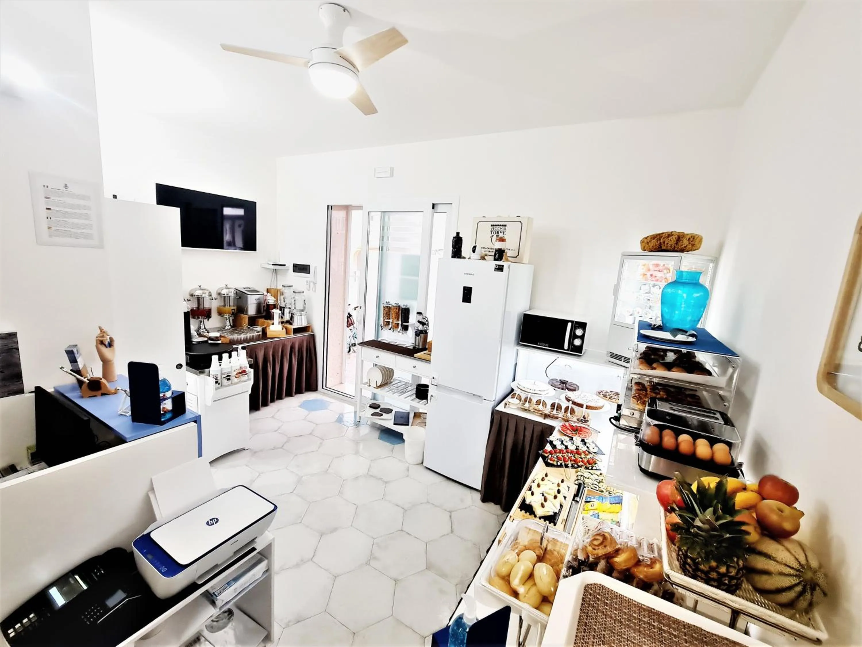 Breakfast in Kalinifta Rooms Apartment