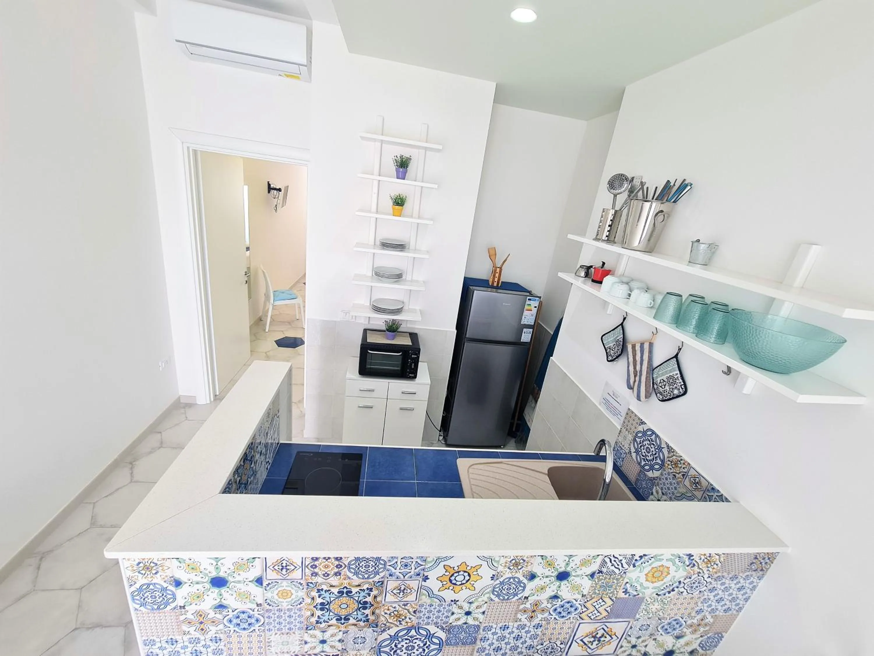 Kitchen or kitchenette in Kalinifta Rooms Apartment