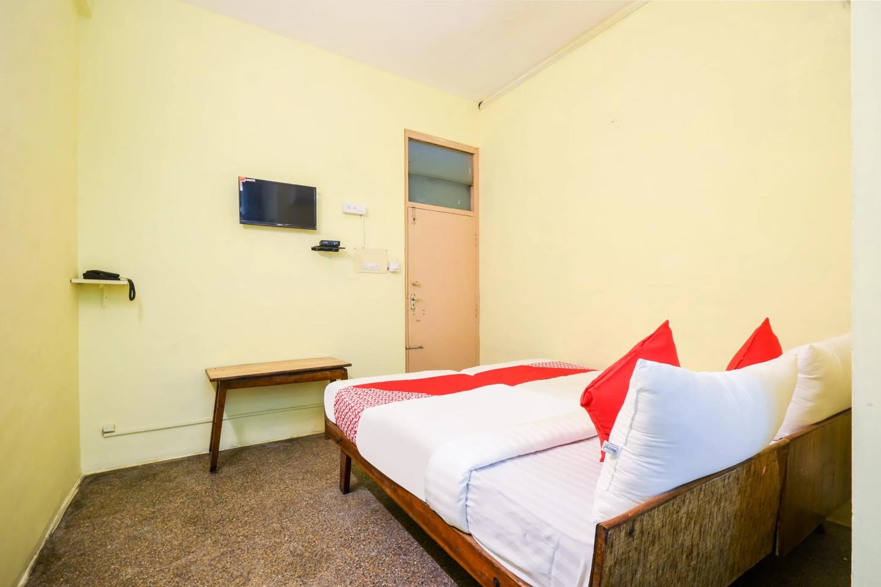 Bedroom, Bed in Super Hotel O Aruljothi Gandhipuram Bus Terminus