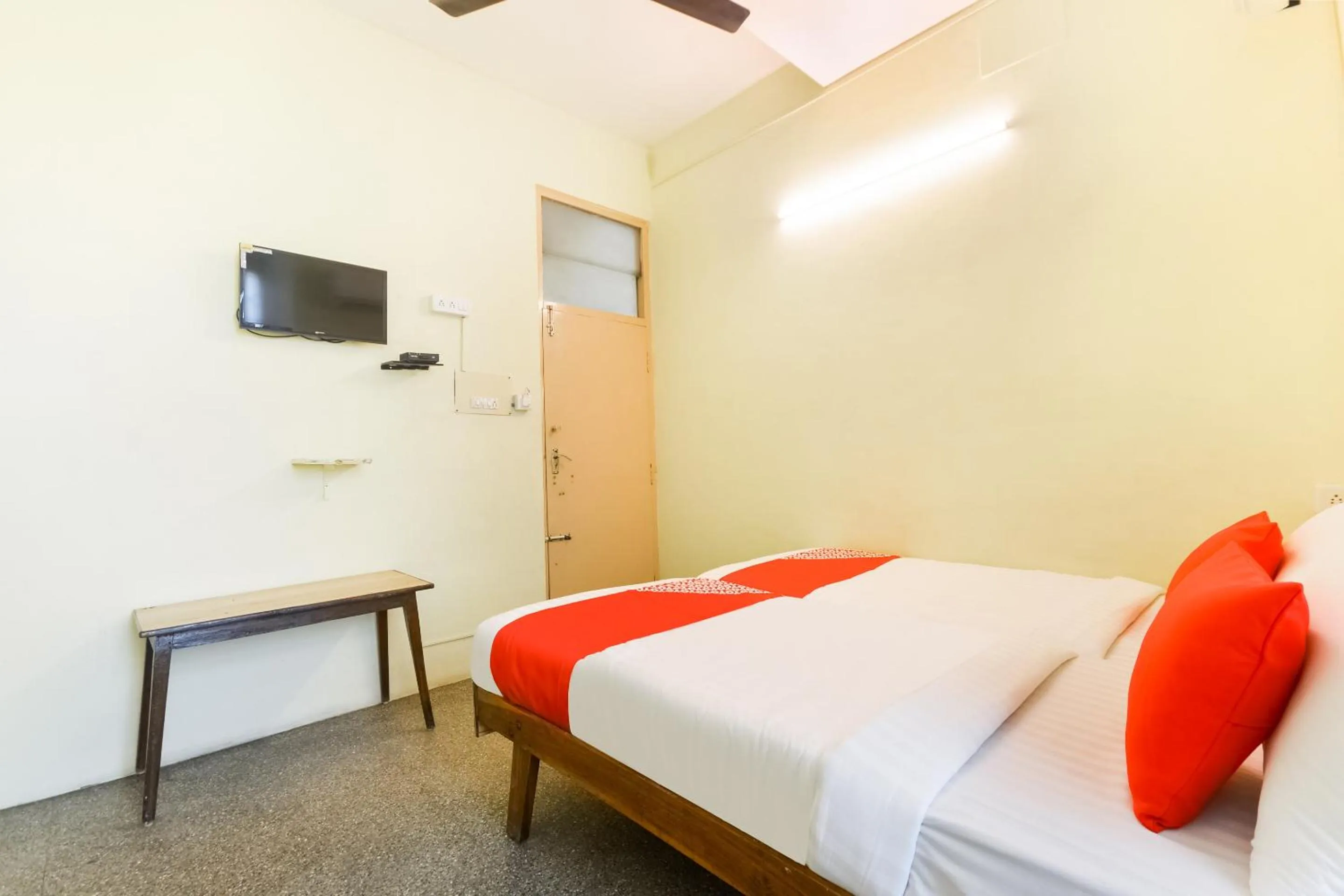 Bedroom, Bed in Super Hotel O Aruljothi Gandhipuram Bus Terminus