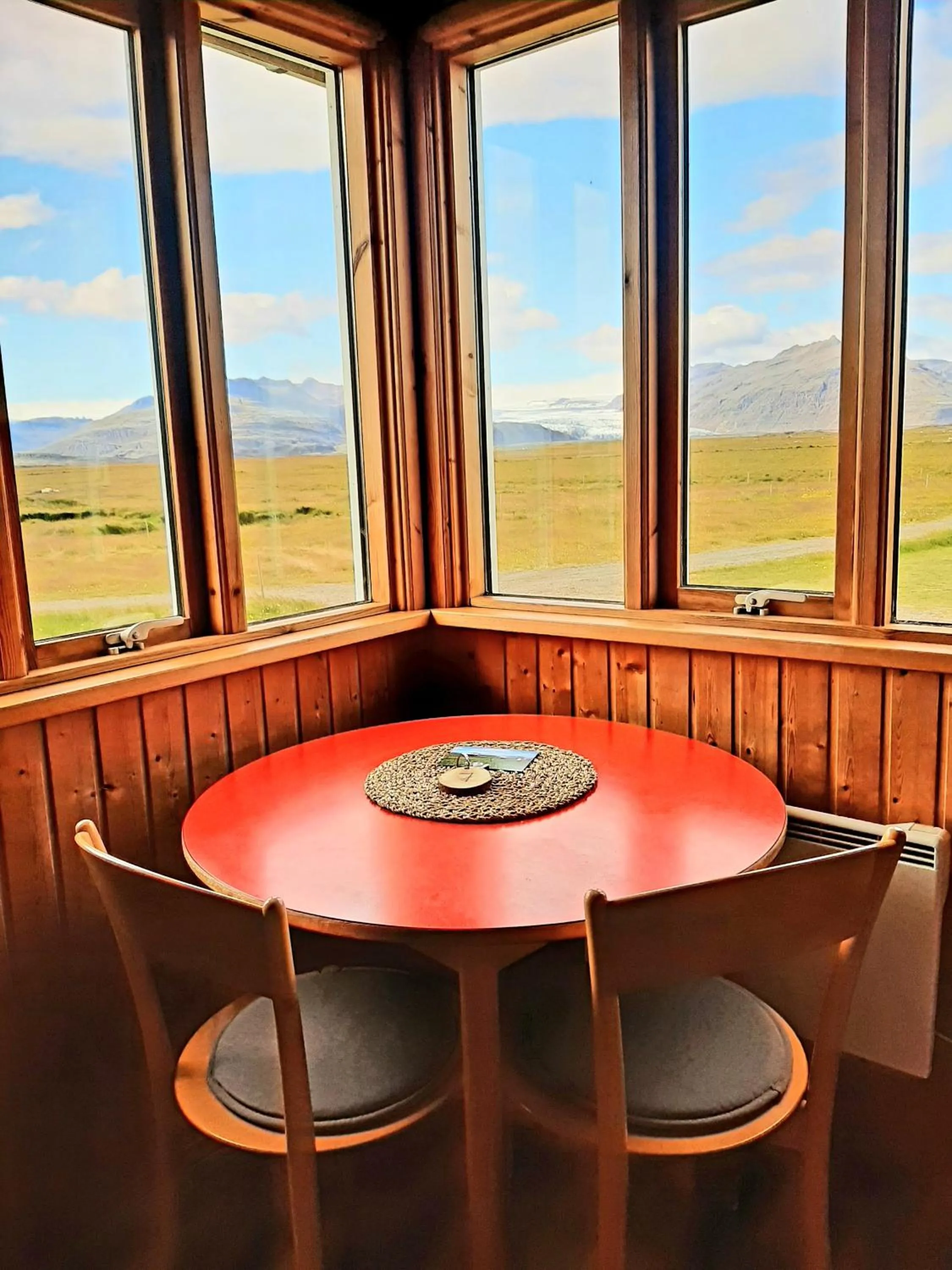 Dining area in Lambhus Glacier View Cabins