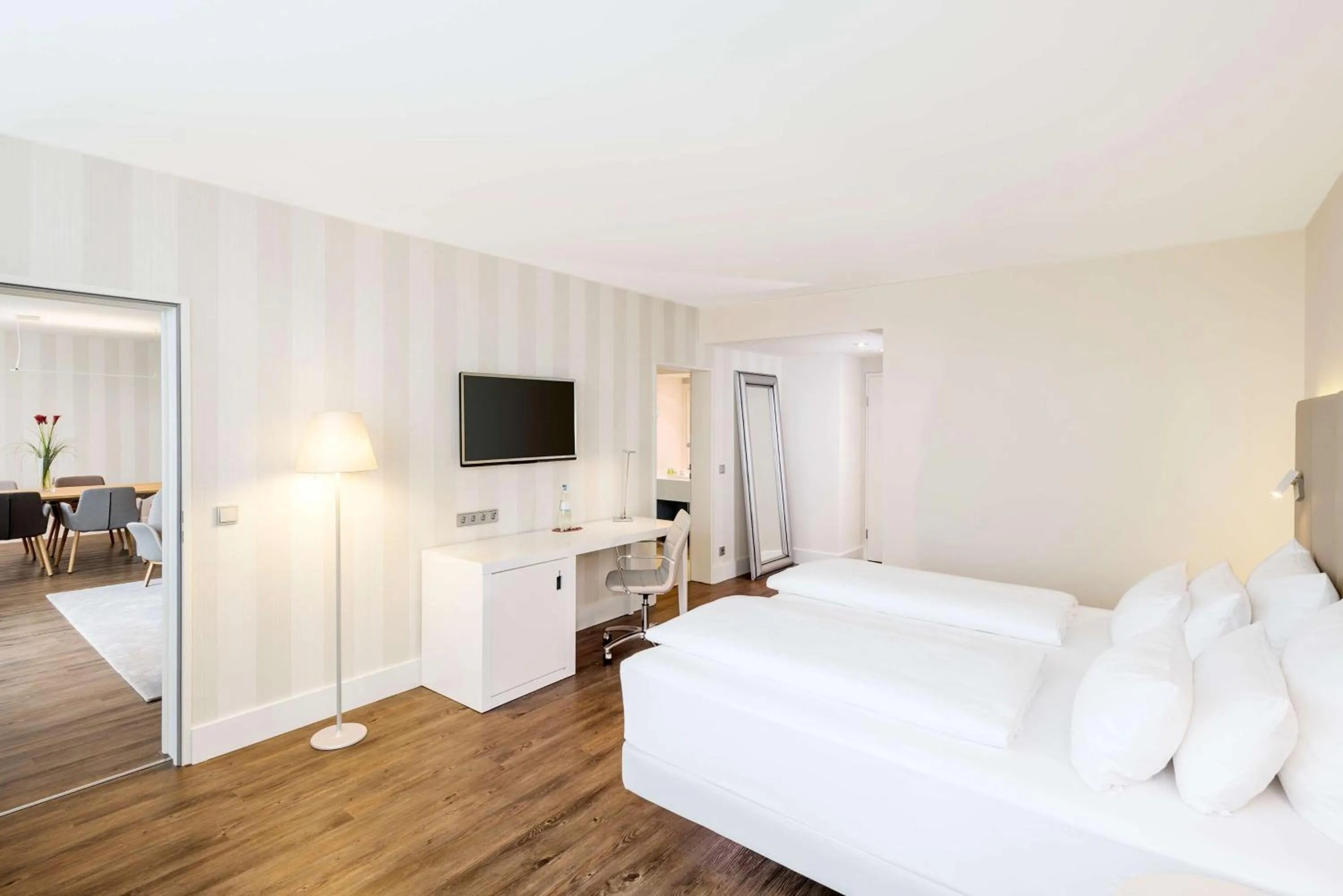 Photo of the whole room, Bed in NH Collection Köln Mediapark