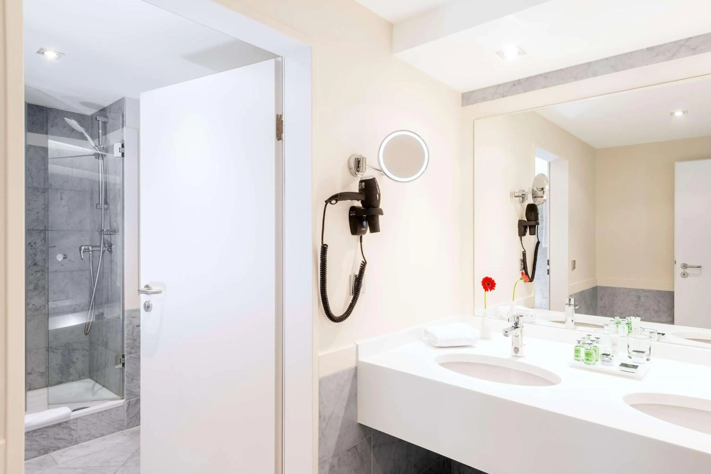 Bathroom in NH Collection Köln Mediapark