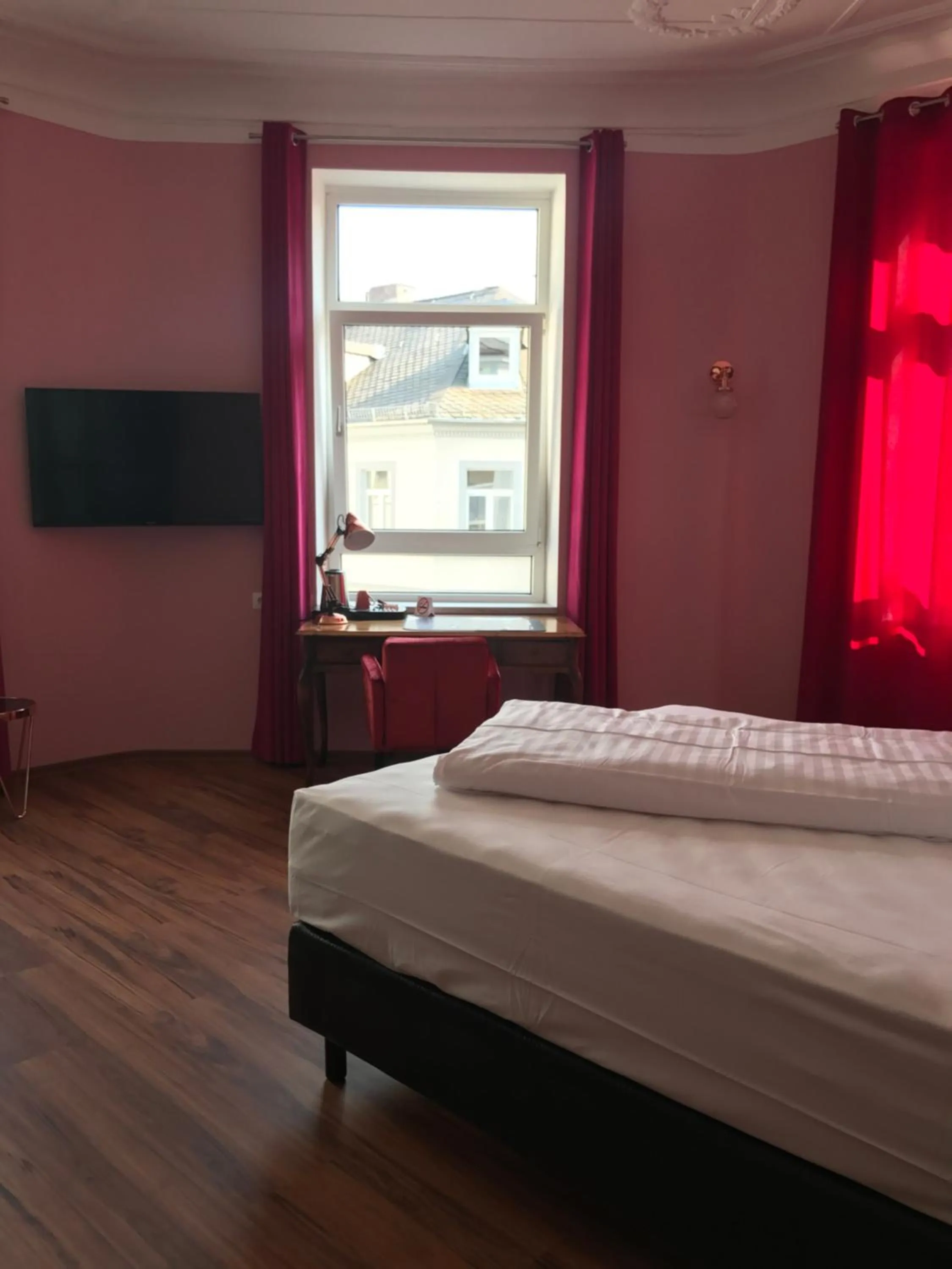 Photo of the whole room, Bed in SmartHotel Mystique Self check-in