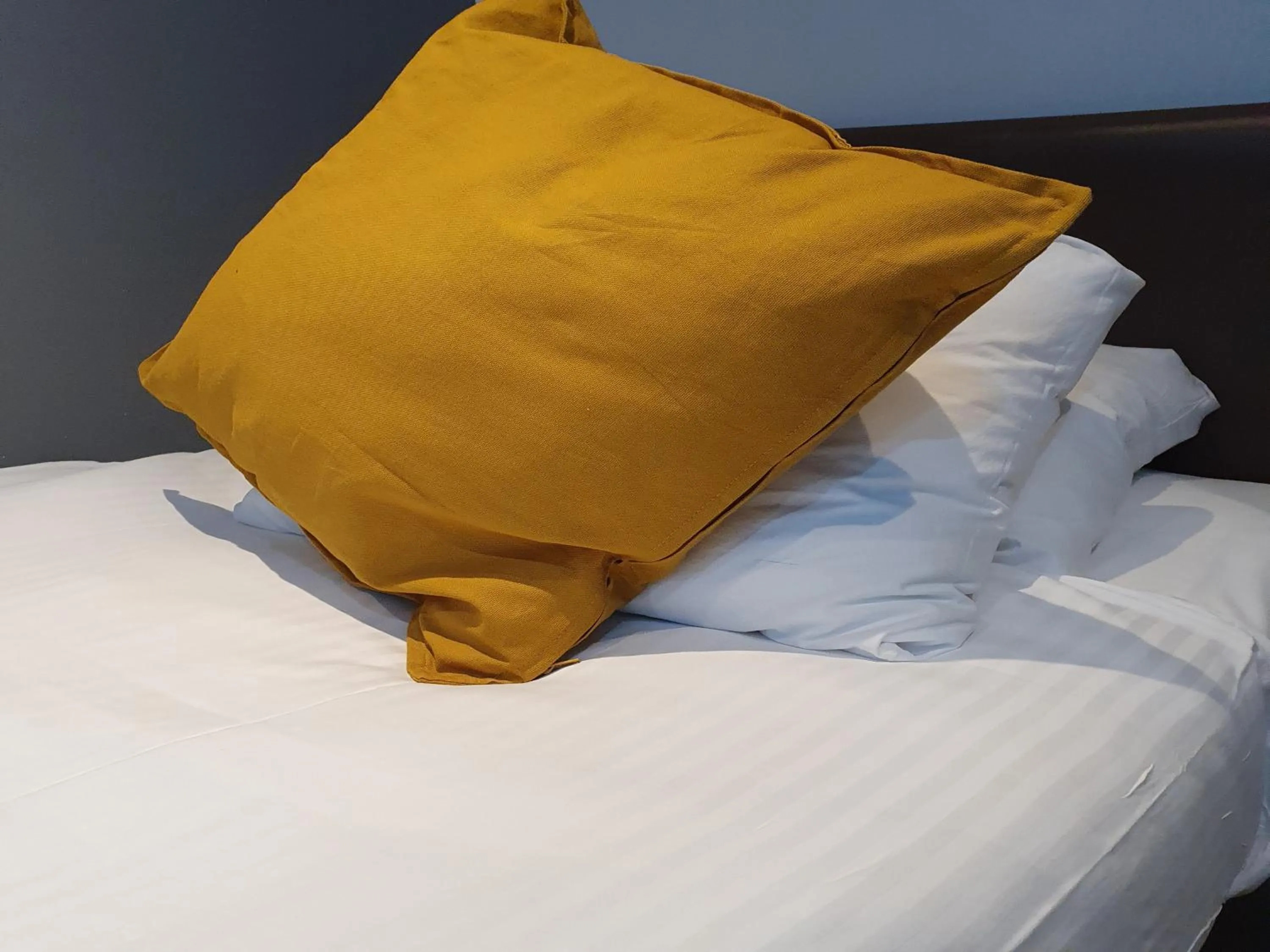 Bed in South Beach Kings Promenade Hotel